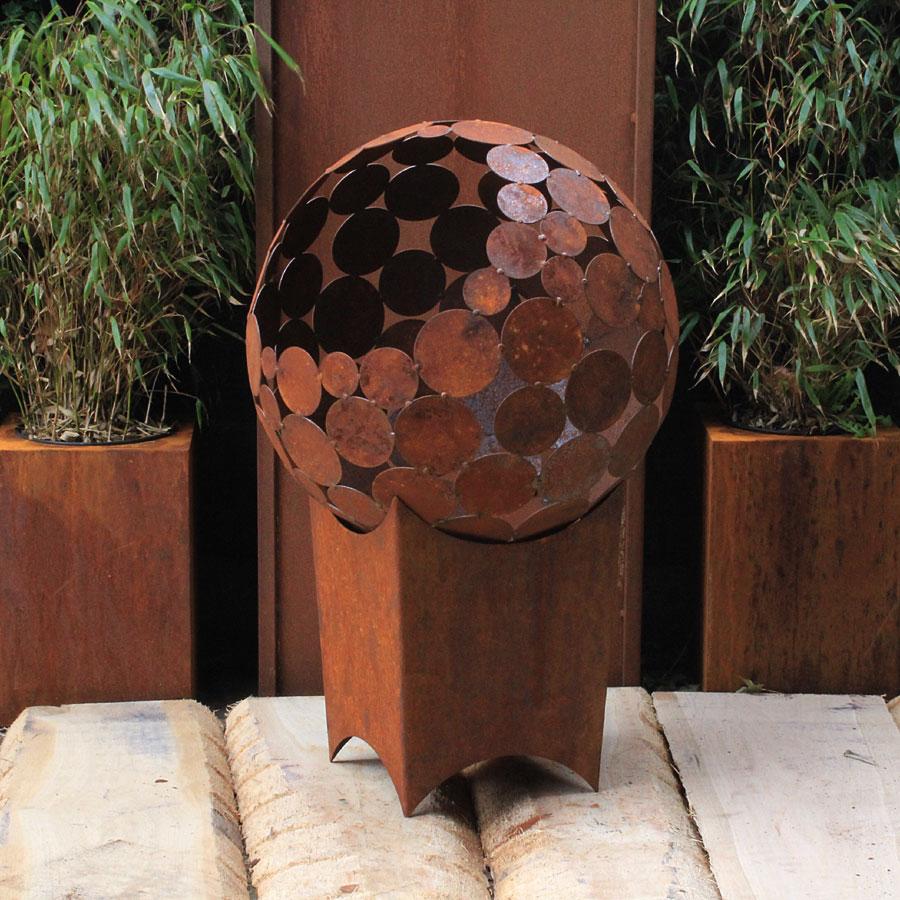 Kaminkübel für den Außenbereich – „Globe“ mit abgewinkeltem Sockel – kleine Höhe – Sculpture von Stefan Traloc