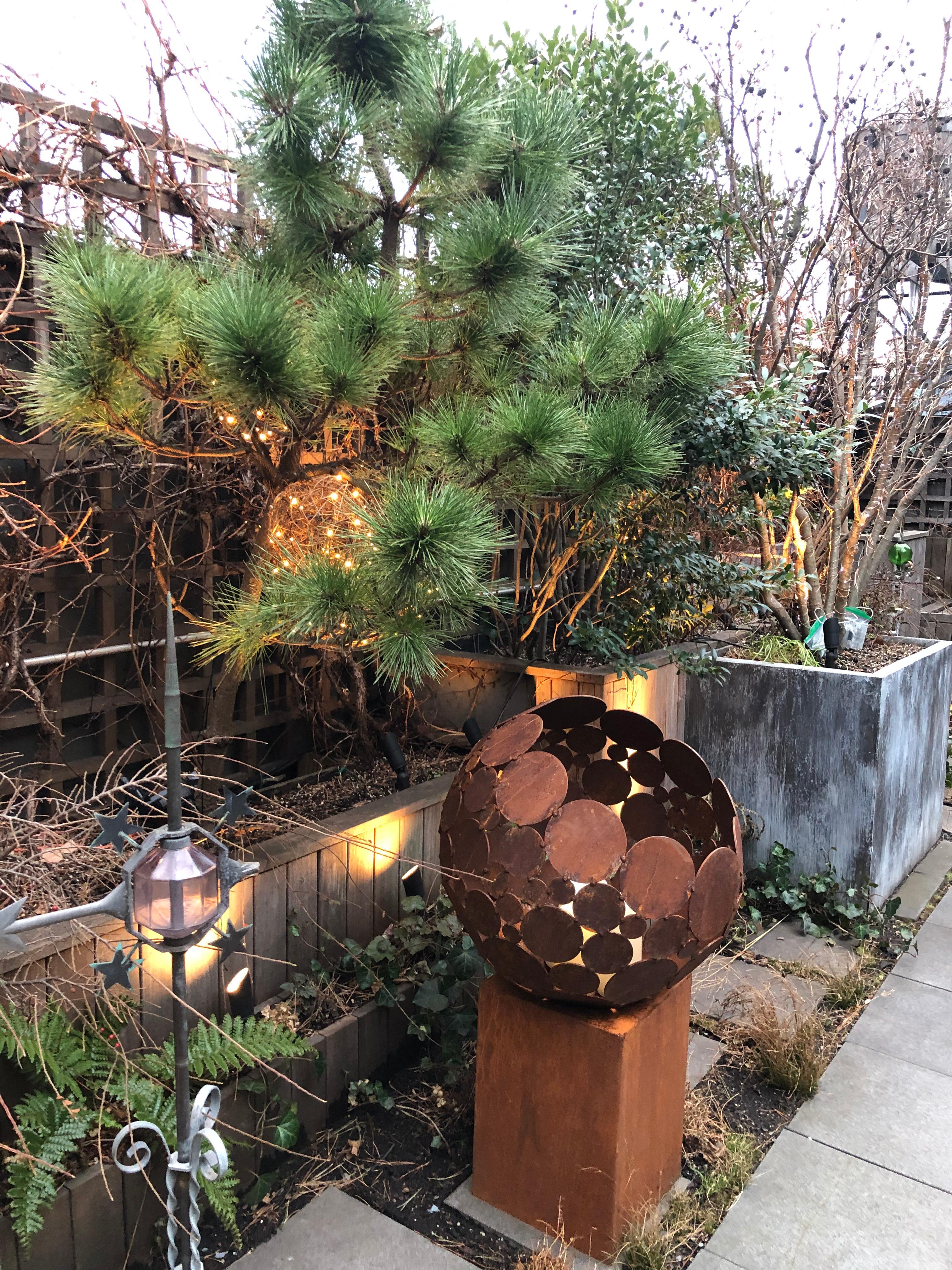 This fireball is the eye-catcher in your garden.
Customization possible and designed in 2010.
Also available to order in stainless steel.

Because of the good air supply you can quickly light a beautiful fire.
The base also serves as an ash