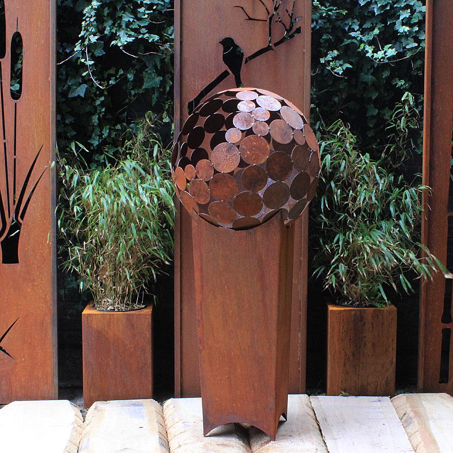 Outdoor-Feuerkübel „Globe“ für den Außenbereich mit abgewinkeltem Sockel – hohe Höhe