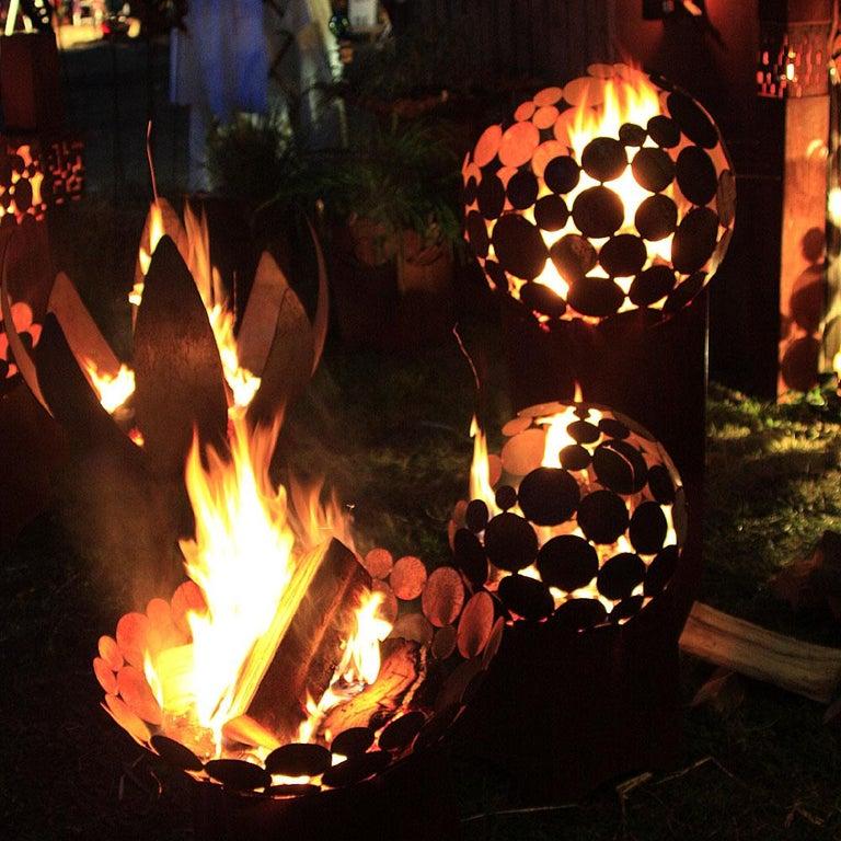 Dieser Feuerball ist der Blickfang in Ihrem Garten.
Anpassungen möglich und 2010 entworfen.
Auf Bestellung auch in Edelstahl erhältlich.

Durch die gute Luftzufuhr können Sie schnell ein schönes Feuer entfachen.
(Optional vorbereitet für Erdgas, das
