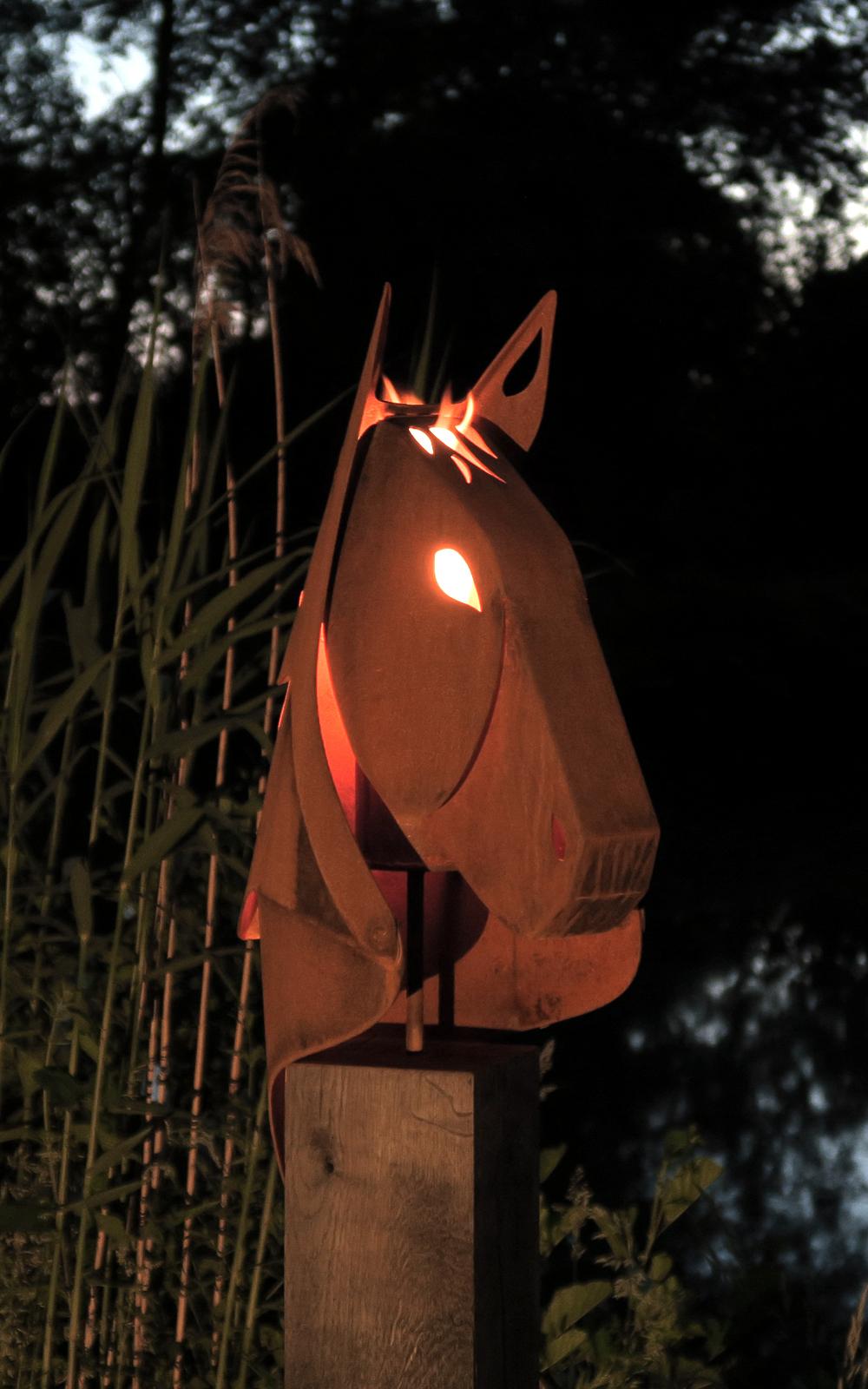 Outdoor Gartenfackel - "Pferd" auf einem Eichen-Sockel - einzigartiges Ornament
