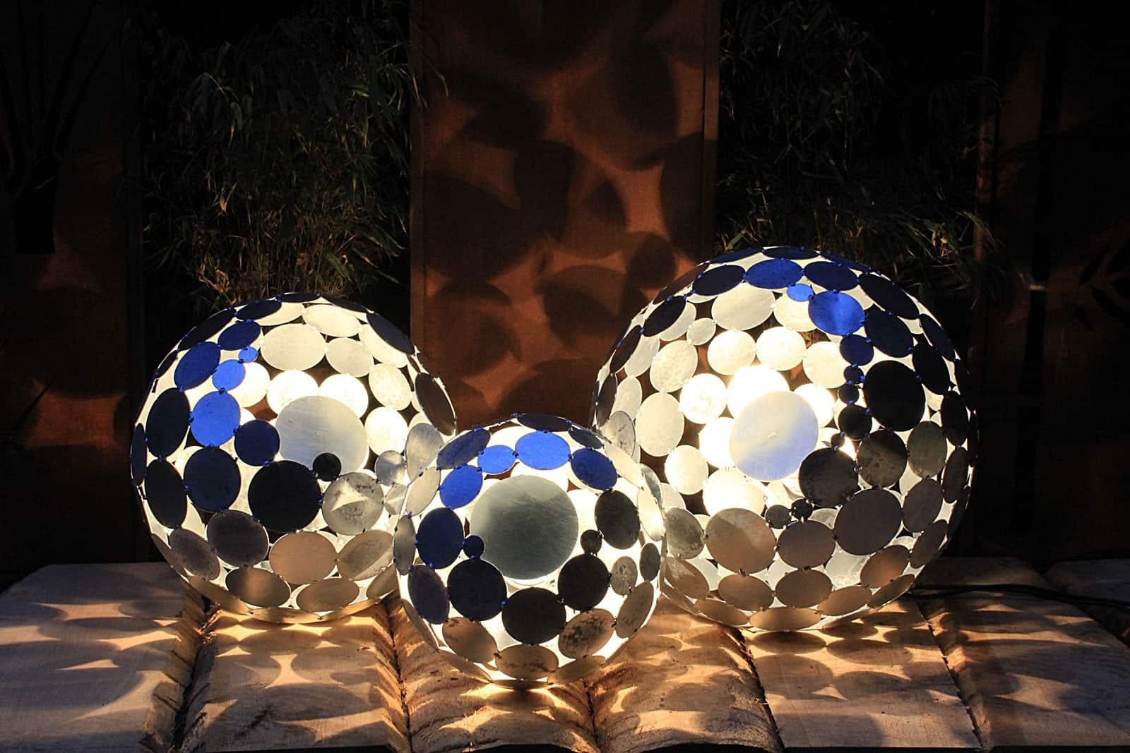Ball lamp d = 55 cm galvanized outdoor.

Outdoor light for the house and garden as well as entrance area.
This lamp impresses their unique shadow projection.
The ball is delivered in a hot-dip galvanized version.
The built-in lamp part has an E27