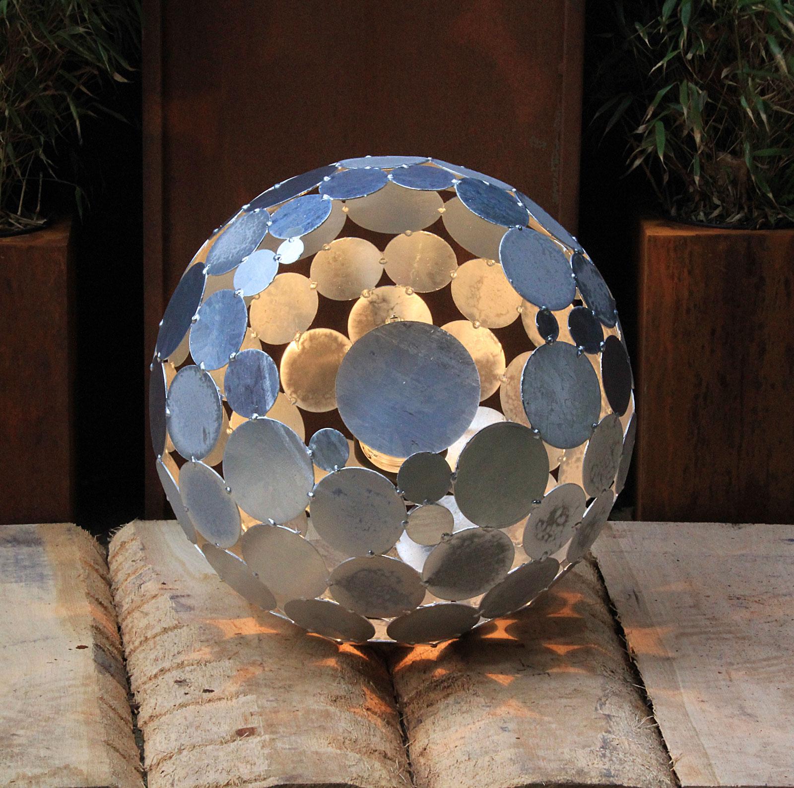 Lampada a sfera d = 55 cm zincata per esterni.

Luce da esterno per la casa, il giardino e l'ingresso.
Questa lampada colpisce per la sua particolare proiezione di ombre.
La palla viene fornita in versione zincata a caldo.
La lampada incorporata ha