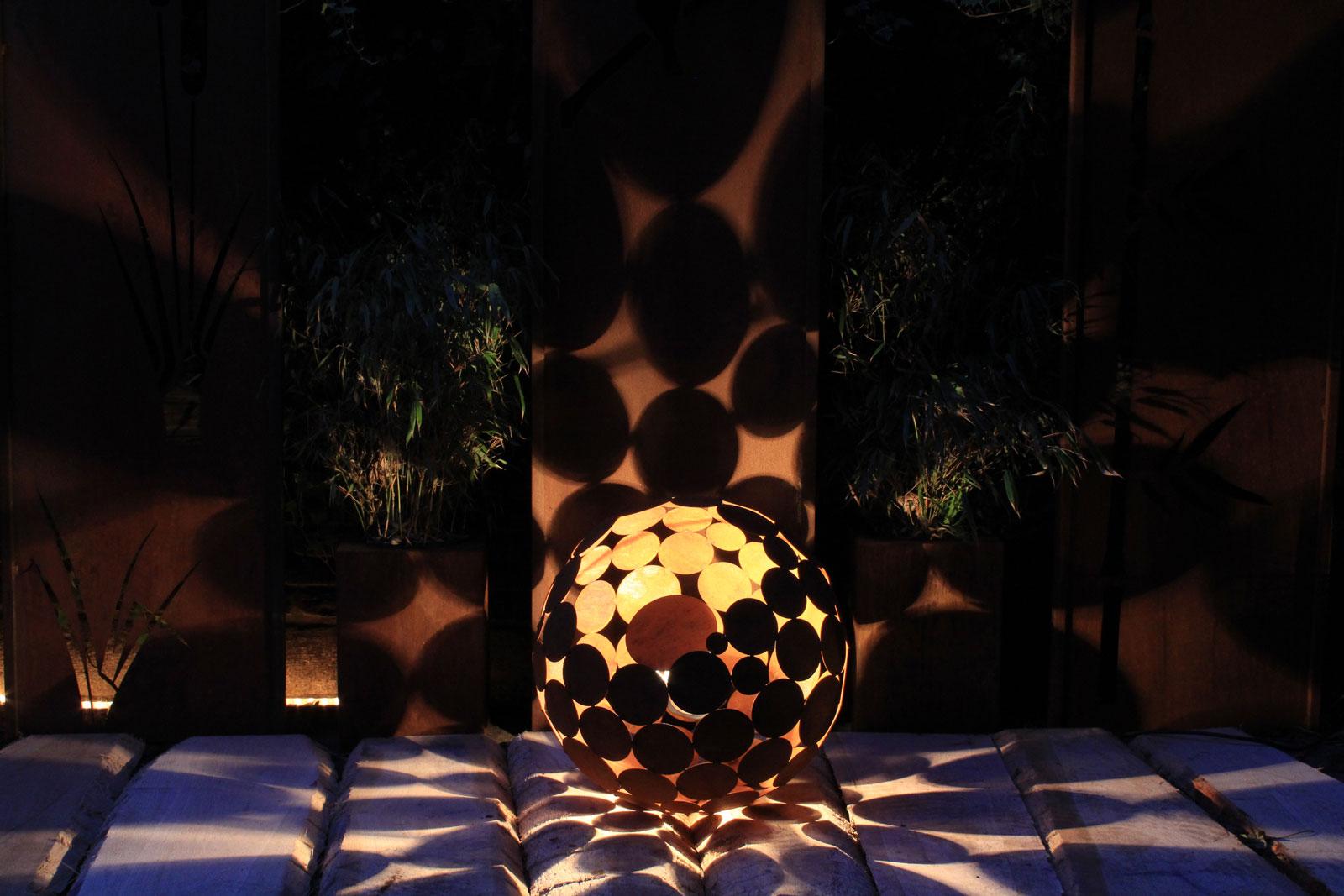 Outdoor Lamp - "Globe" iron oxide - garden decoration - 55cm - Sculpture by Stefan Traloc