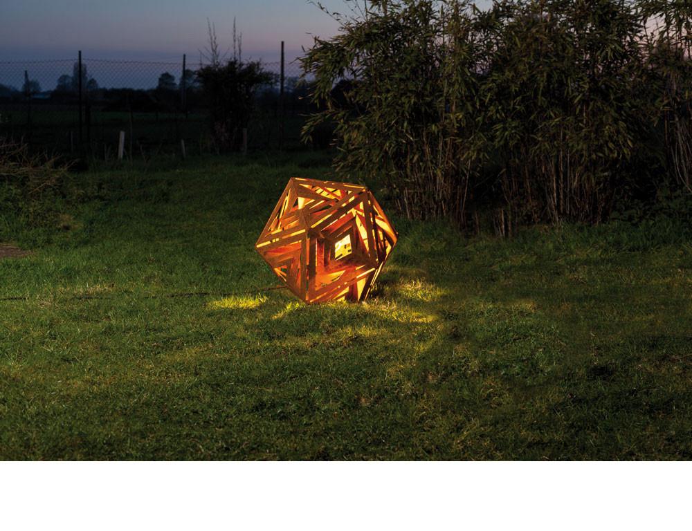 Outdoor-Lampe „Icosaeder“ – Eisenoxid – Kunstgartendekoration – hohe Höhe – Sculpture von Stefan Traloc