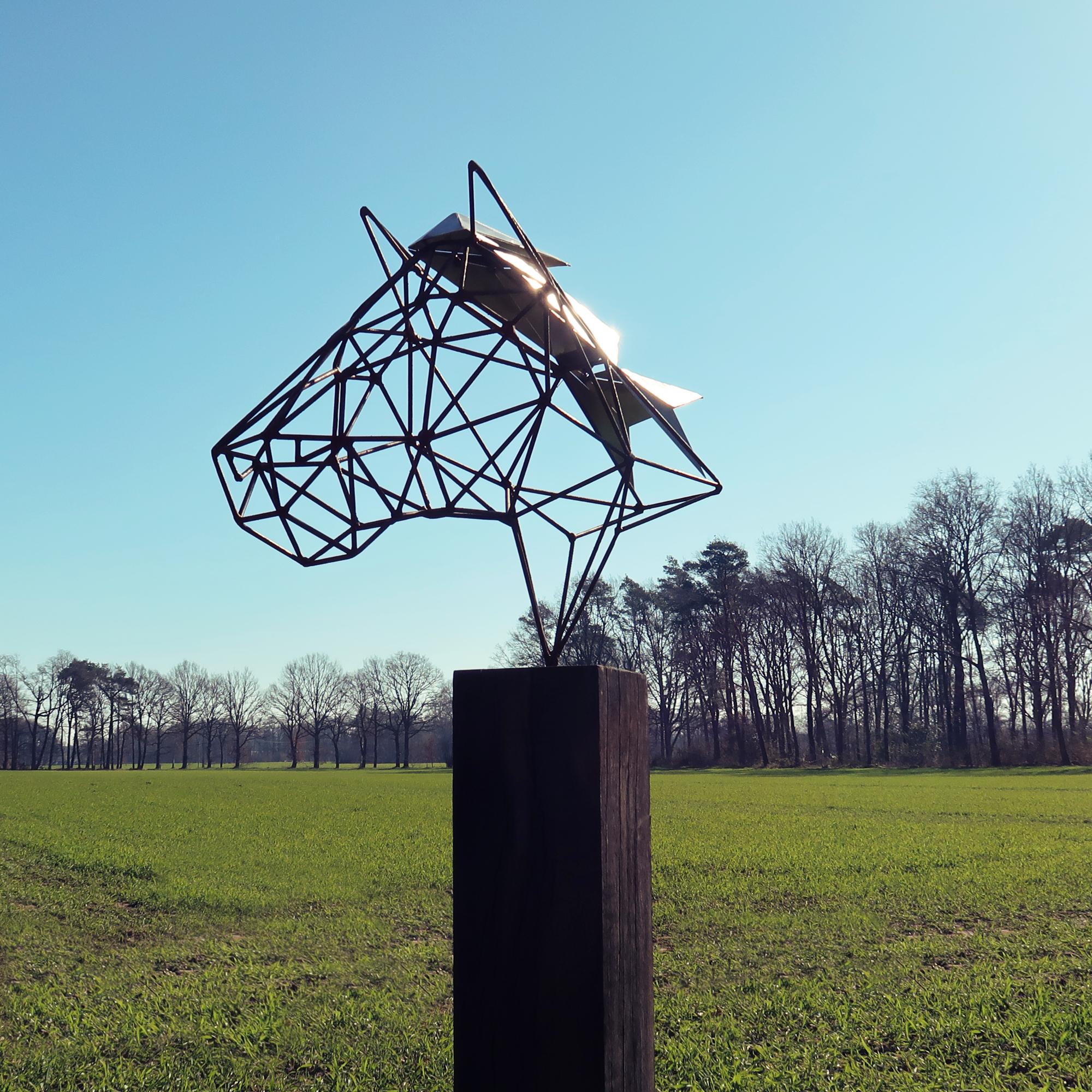 Sculpture en fil de fer pour l'extérieur - Cheval en fil de fer sur un piédestal en chêne oxydé - ornement unique en vente 1