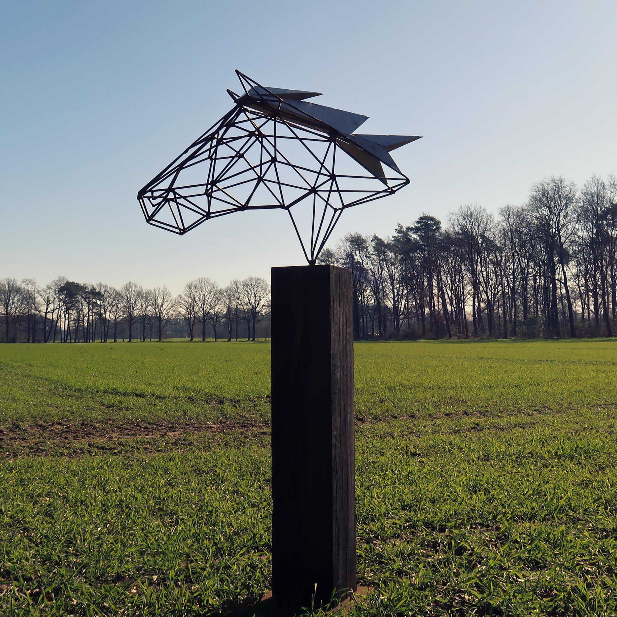 Sculpture en fil de fer pour l'extérieur - Cheval en fil de fer sur un piédestal en chêne oxydé - ornement unique