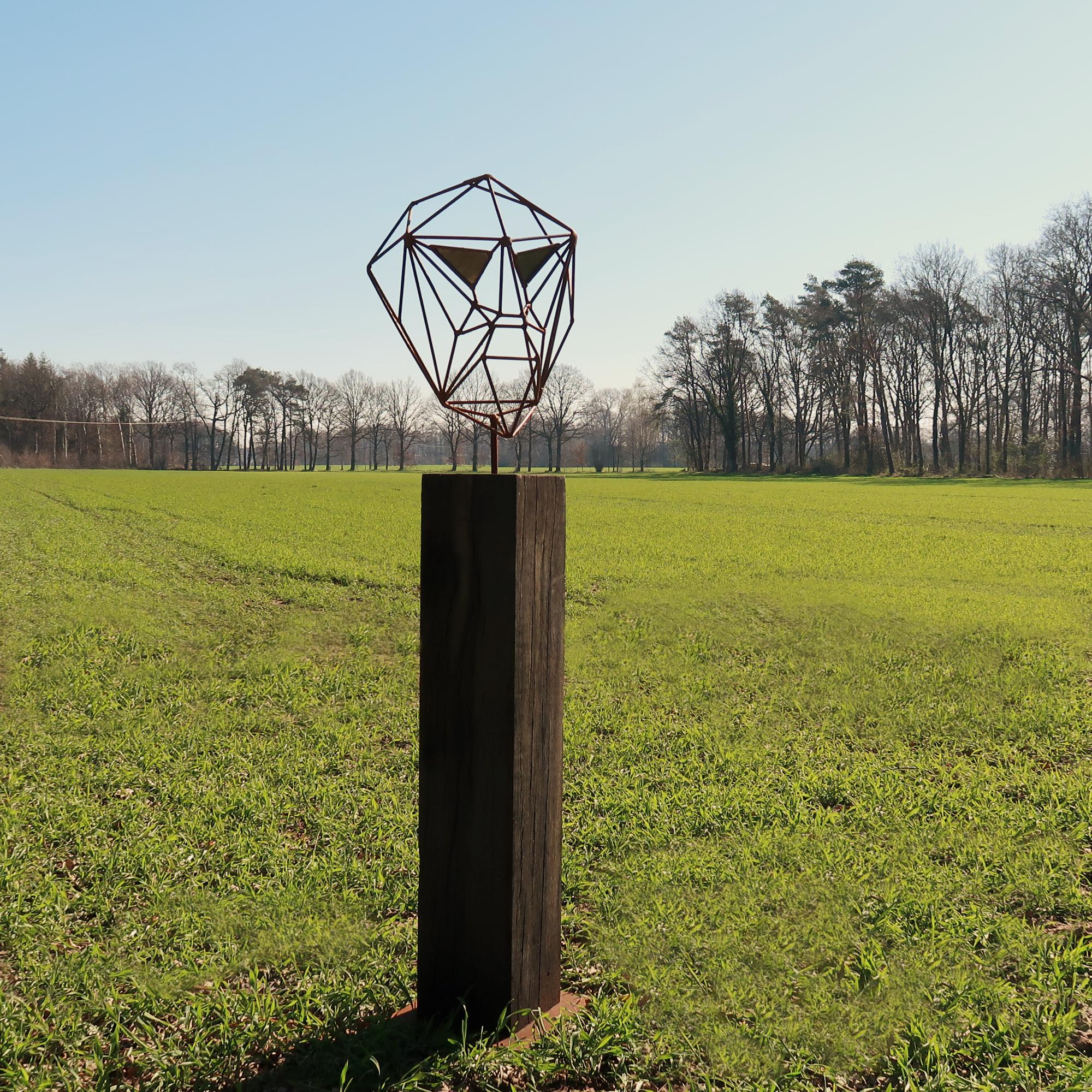 Sculpture en fil de fer pour l'extérieur - Masque en fil de fer sur un piédestal en chêne oxydé - ornement unique