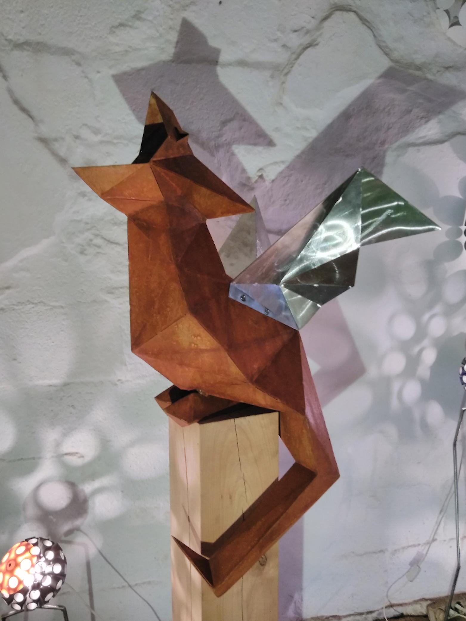 Polygon „Dragon“ auf Eichenholzstele, oxidiert (Art déco), Sculpture, von Stefan Traloc