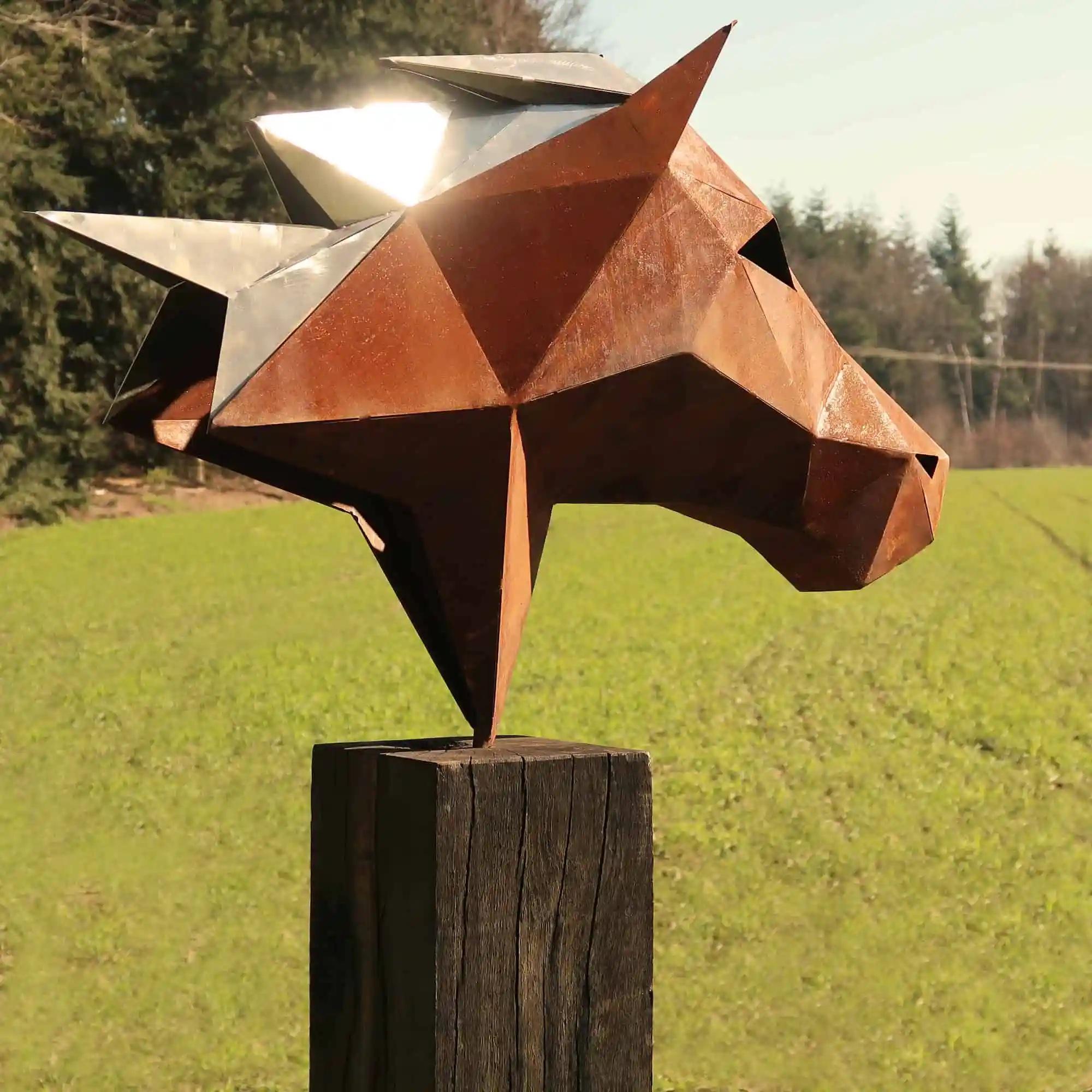 Polygonpferd auf Eichenholzstele oxidiert – zeitgenössische Skulptur (Art déco), Sculpture, von Stefan Traloc