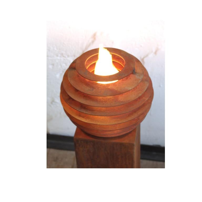 Säulen- und Garten-Torch aus Stahl – „Ball“ – handgefertigtes Gartenornament im Angebot 1