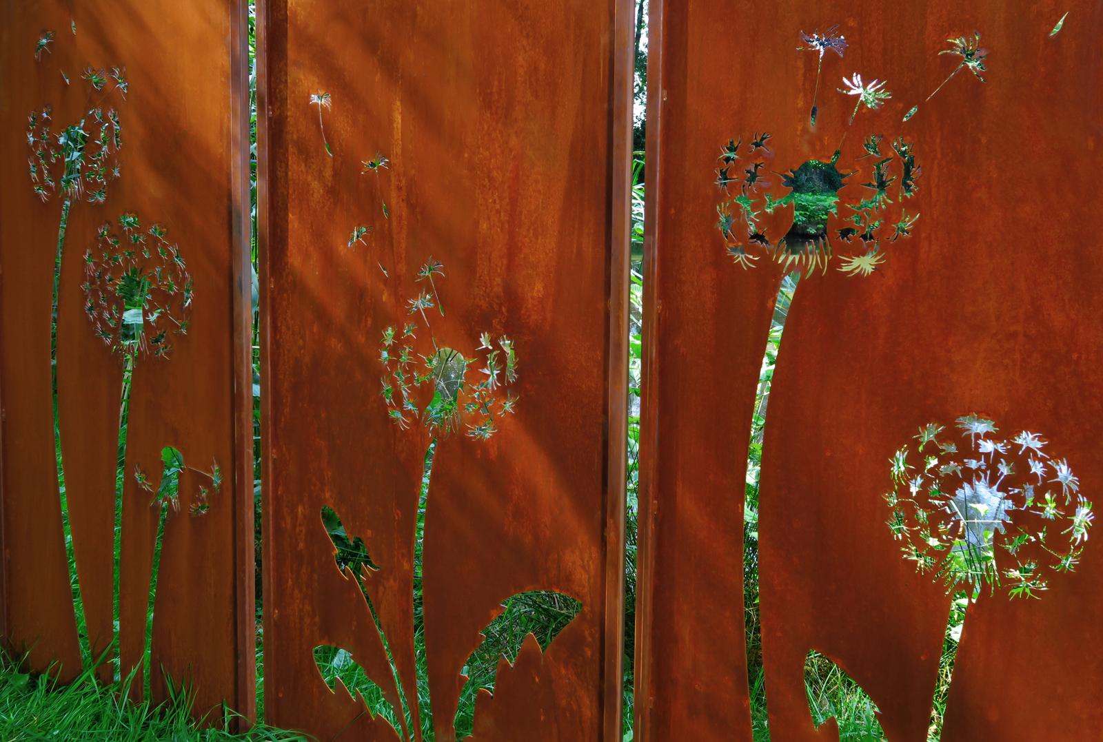 Magnifique mur de jardin ou brise-vue contemporain en tôle d'acier oxydée.
Personnalisation possible.

Avec ce mur de jardin, vous créerez une ambiance atmosphérique dans votre jardin.
L'idéal est d'éclairer l'écran de jardin par l'avant, afin que