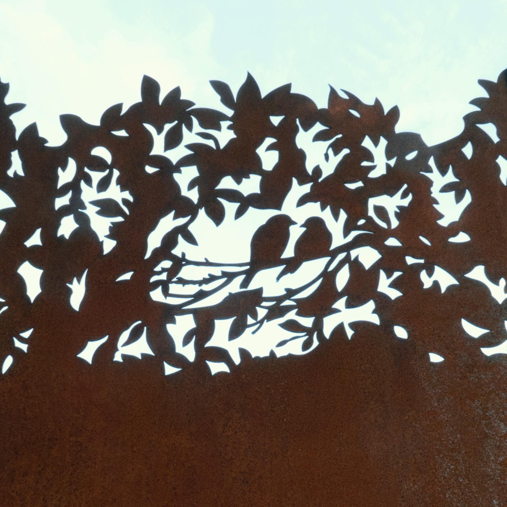 With its rustic aesthetic, this privacy screen will not only protect your privacy,
but also give your outdoor area a special charm. The rusty surface gives each element an individual patina and makes it a unique work of art in your garden.
unique