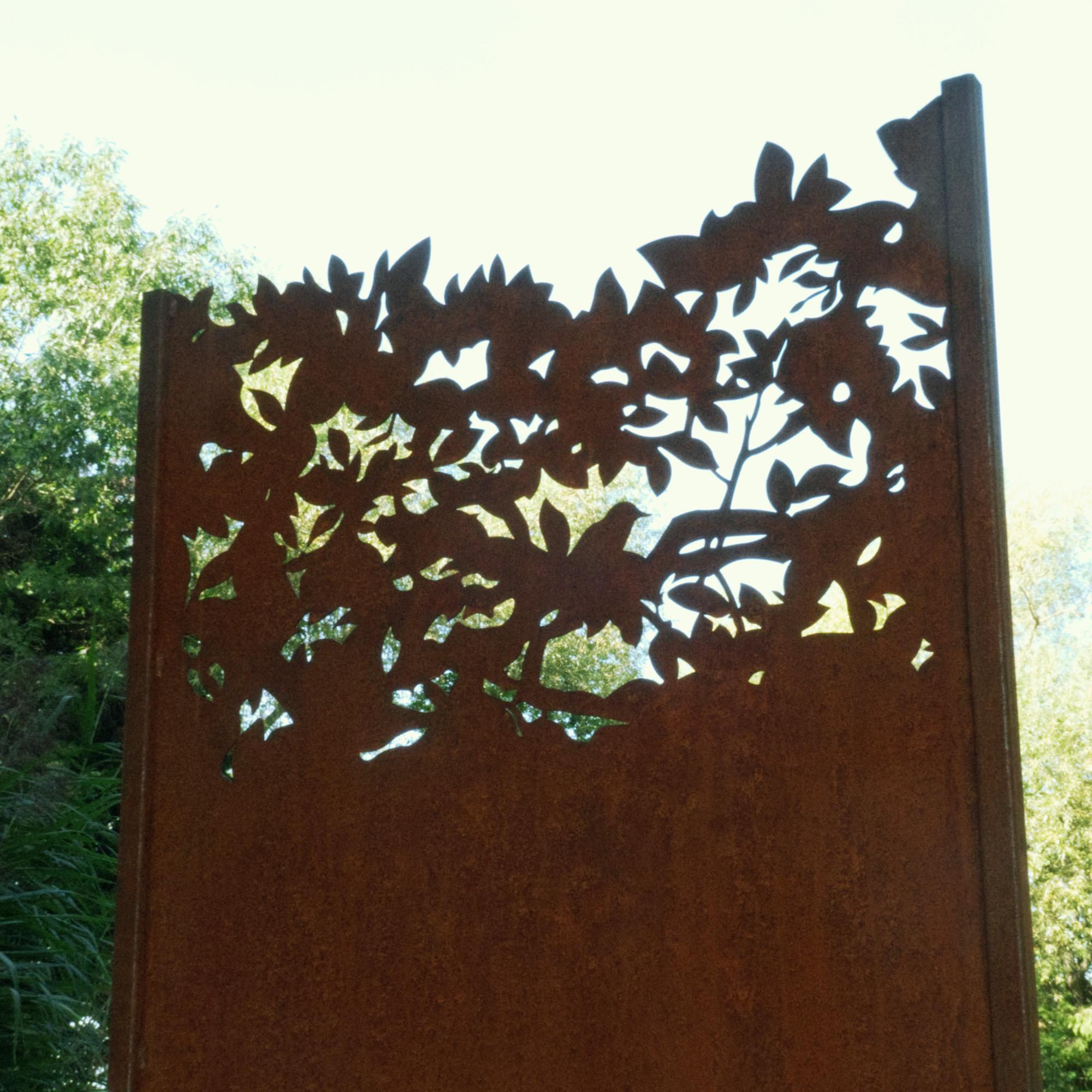 With its rustic aesthetic, this privacy screen will not only protect your privacy,
but also give your outdoor area a special charm. The rusty surface gives each element an individual patina and makes it a unique work of art in your garden.
unique