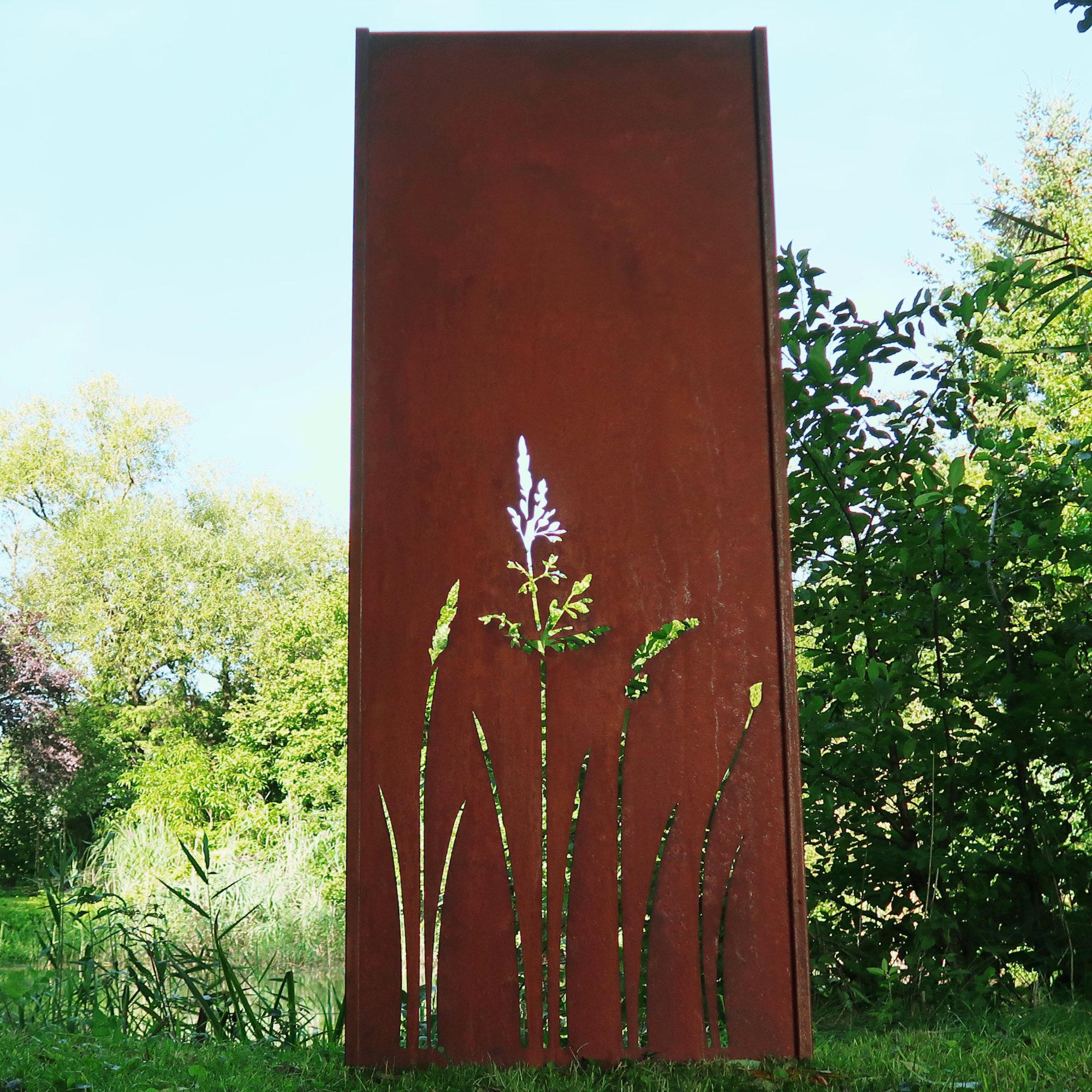 With its rustic aesthetic, this privacy screen will not only protect your privacy,
but also give your outdoor area a special charm. The rusty surface gives each element an individual patina and makes it a unique work of art in your garden.
unique