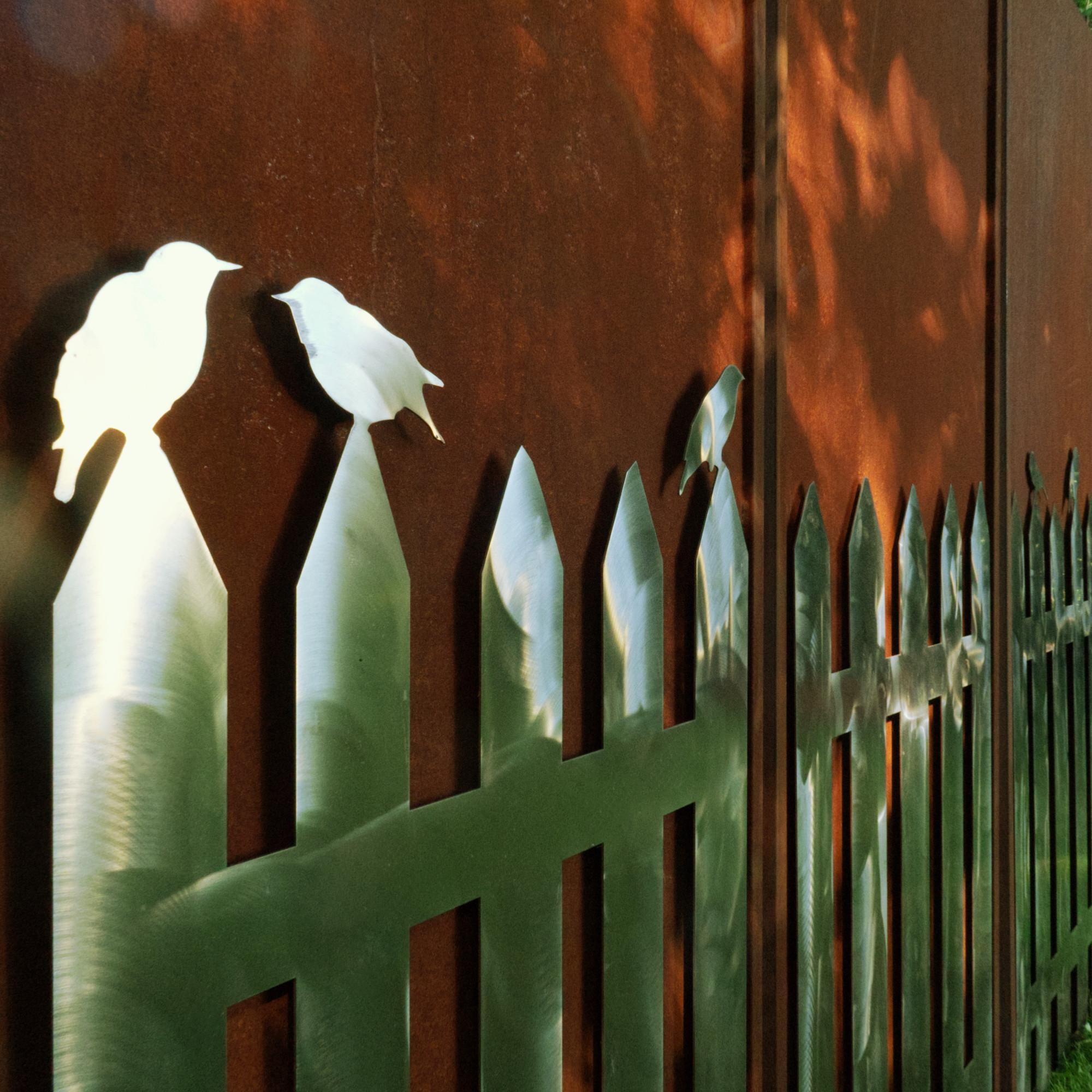 Descubre la combinación perfecta de encanto rústico y elegancia moderna
- ¡nuestro muro de jardín de acero oxidado combinado con acero inoxidable!

Nuestro exclusivo muro de jardín añade un toque de estilo e individualidad a tu zona exterior.
La