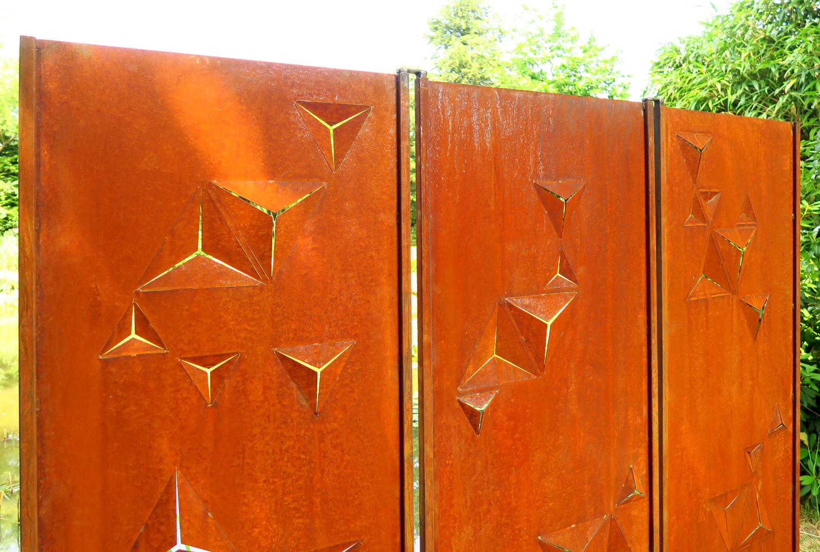 Mur en acier de jardin - « Triptyque Triangles » - Ornement d'extérieur moderne - 225195 cm - Moderne Sculpture par Stefan Traloc