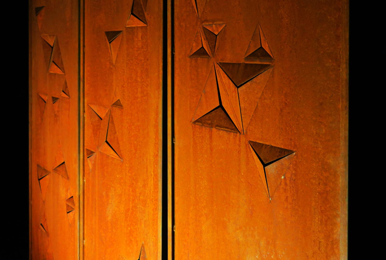 Mur en acier de jardin - « Triptyque Triangles » - Ornement d'extérieur moderne - 225195 cm en vente 1