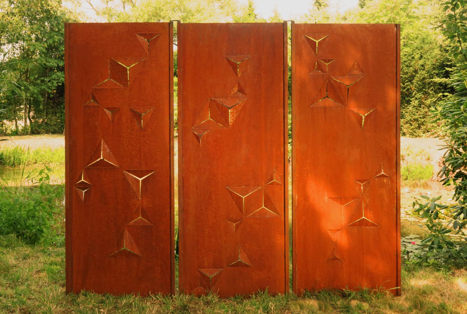 Steel Garden Wall - "Triptych Triangles" - Modern Outdoor Ornament - 225×195 cm - Sculpture by Stefan Traloc