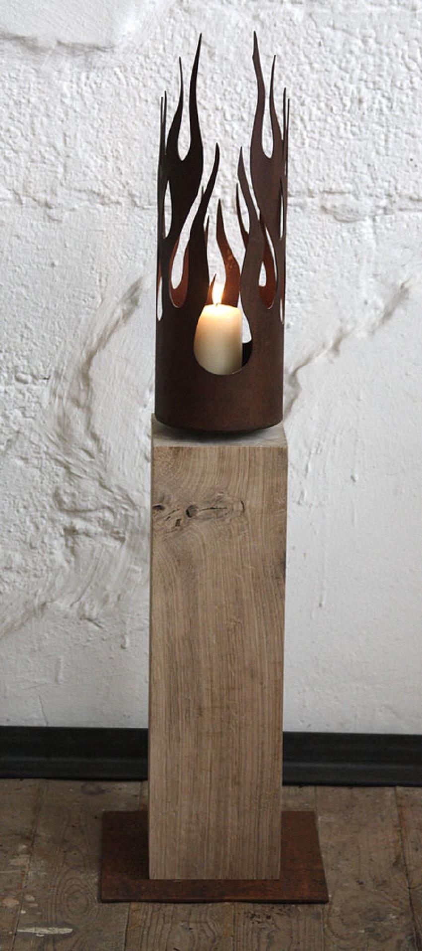 Einzigartiger Kerzenständer - "Flames" auf einem Sockel aus natürlicher Eiche - Mittlere Höhe – Mixed Media Art von Stefan Traloc