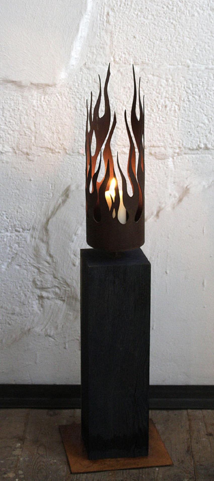 Bougeoir unique - "Flames" sur un piédestal en chêne oxydé - Hauteur moyenne - Mixed Media Art de Stefan Traloc