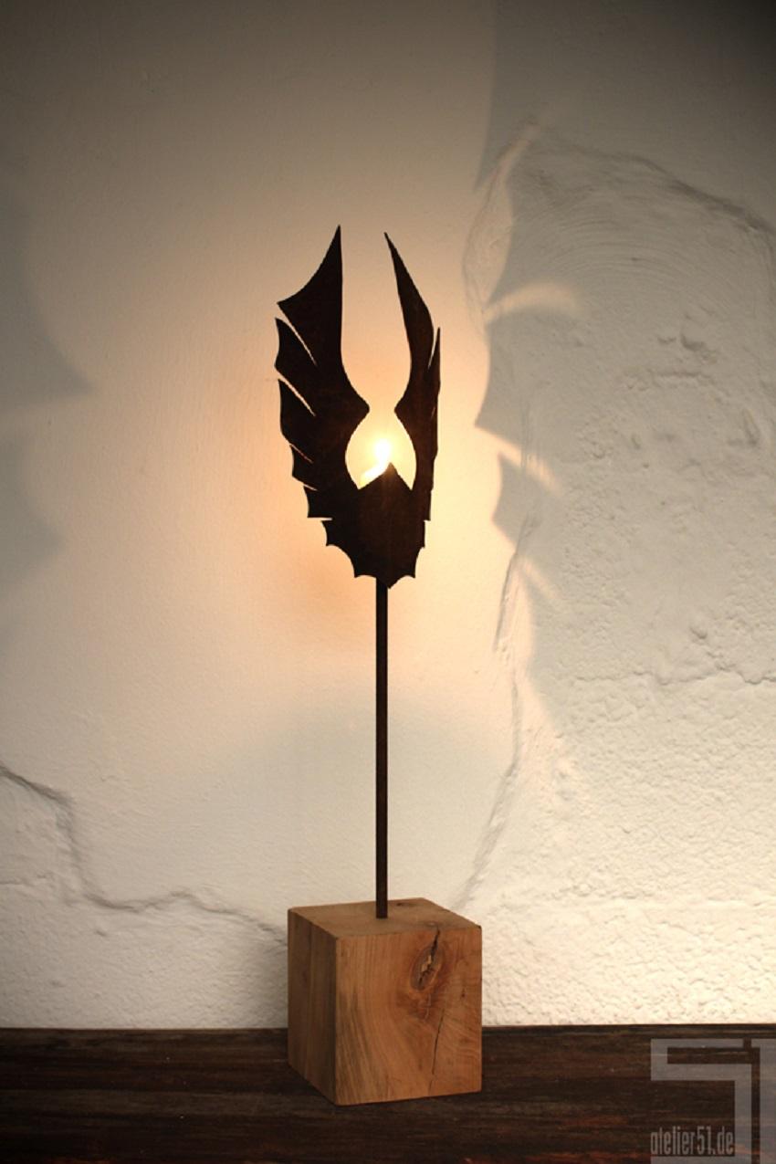 Einzigartiger Kerzenständer - "Wings Dark" auf einem Sockel aus Eiche Natur - Kleine Höhe – Mixed Media Art von Stefan Traloc