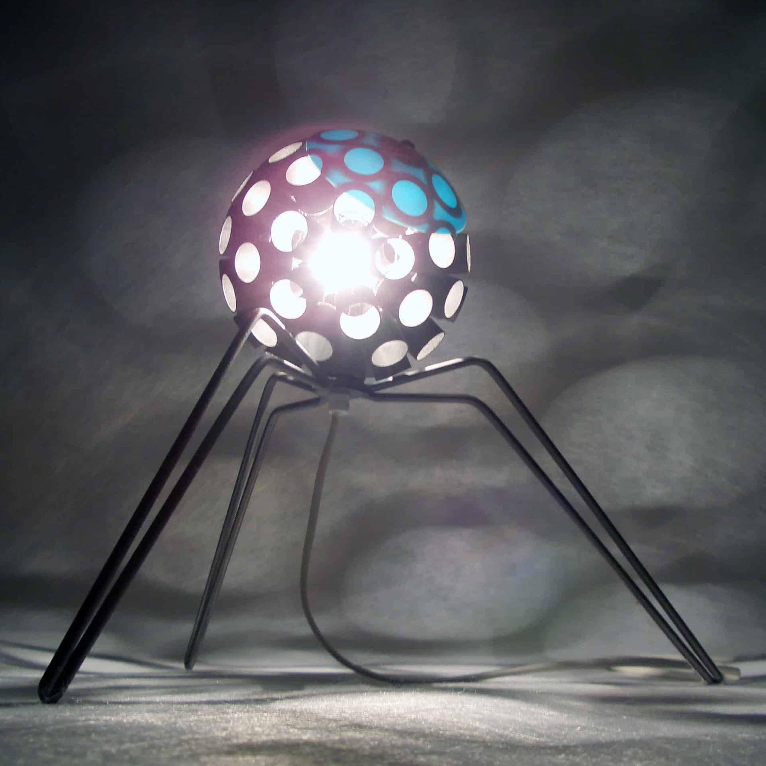 Virus-Lampe mit Stativ – Sculpture von Stefan Traloc