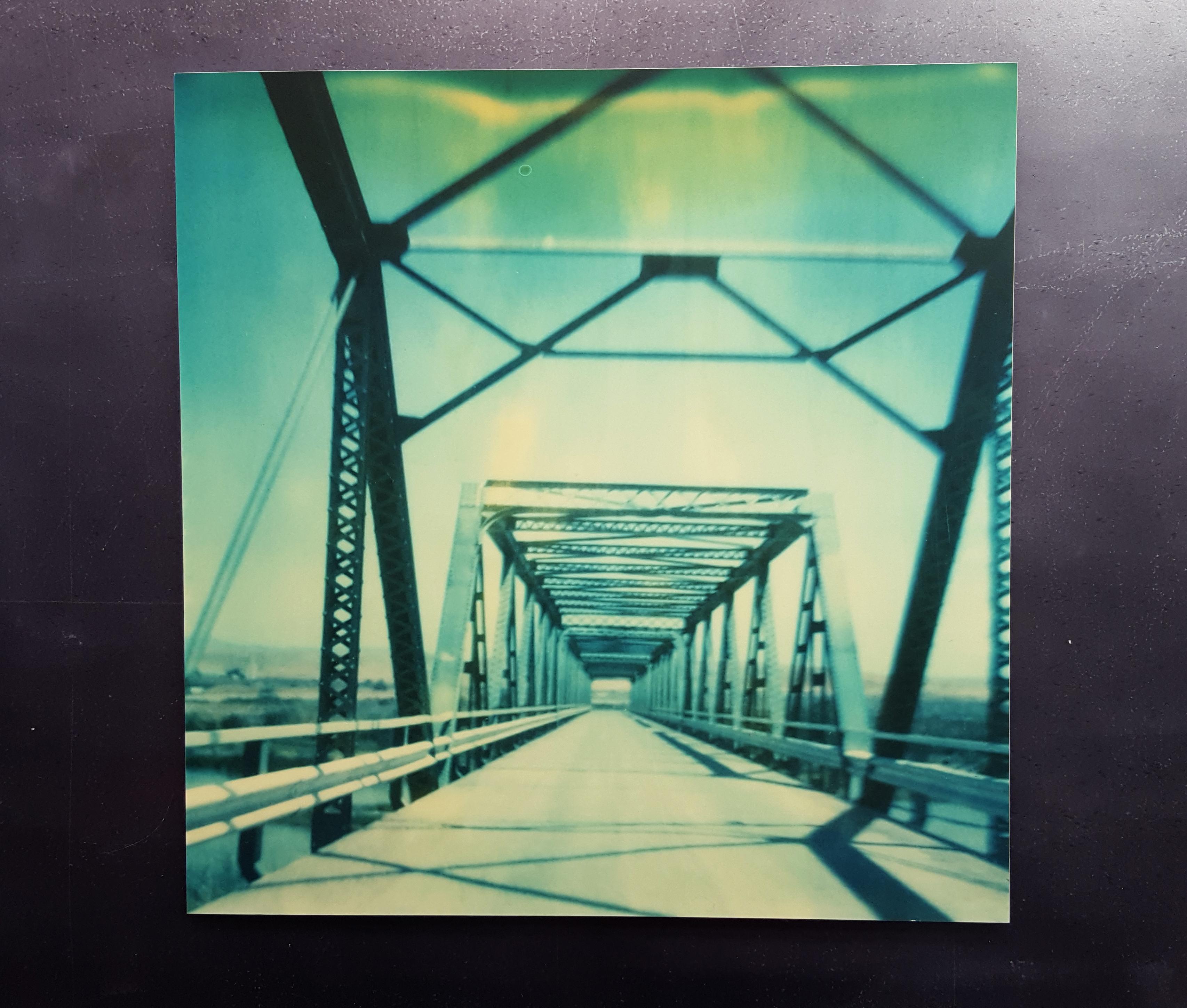 Blaue Brücke - Analog, montiert, Vintage, Contemporary, Landschaft, Polaroid, Farbe – Photograph von Stefanie Schneider