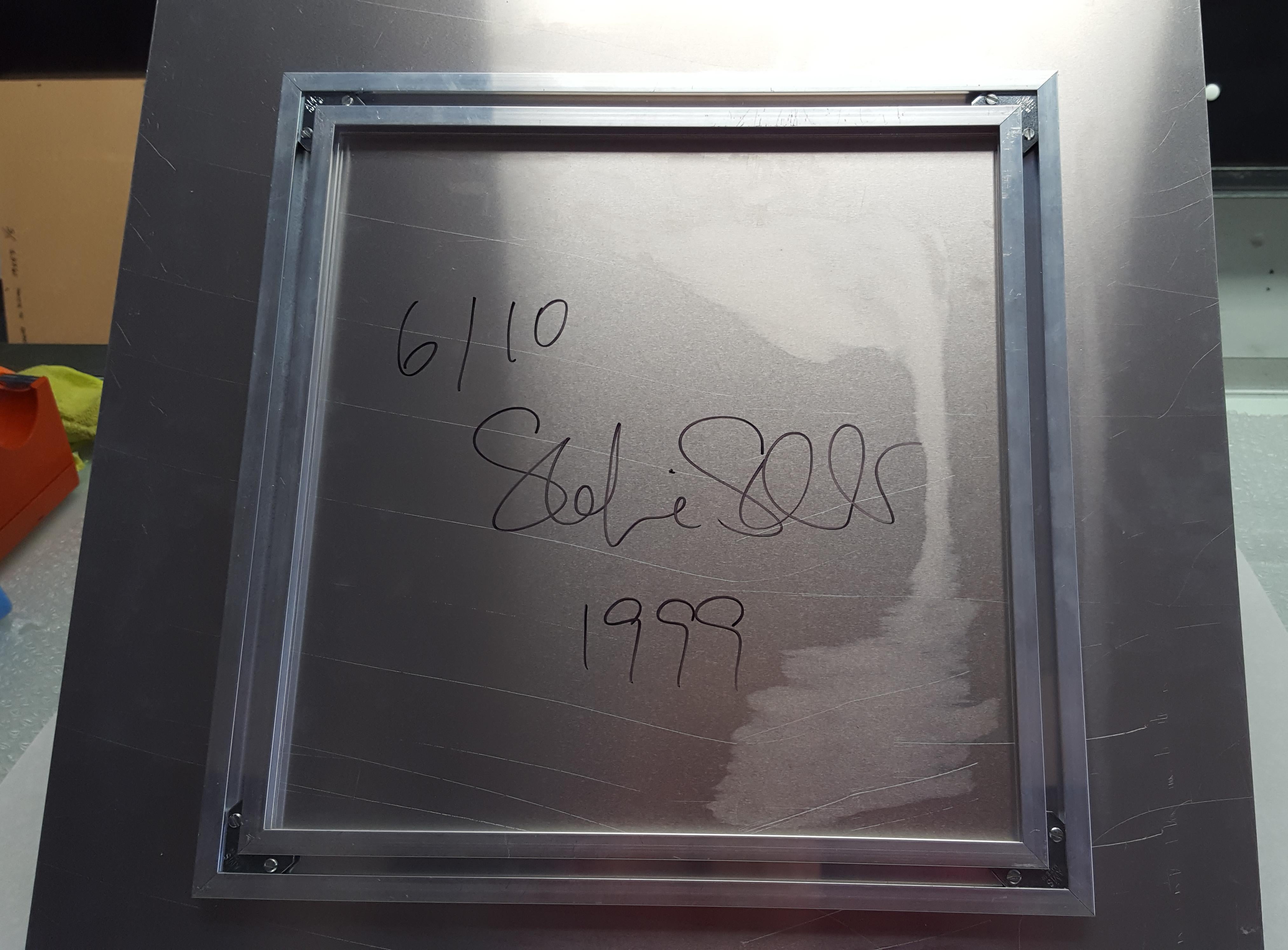 Blaue Brücke (Fremder als das Paradies) - 1999

58x57cm, 
Ausgabe 6/10. 
Analoger C-Print, von der Künstlerin handgedruckt auf Fuji Crystal Archive Papier, basierend auf dem Original-Polaroid.
Montiert auf Aluminium mit mattem