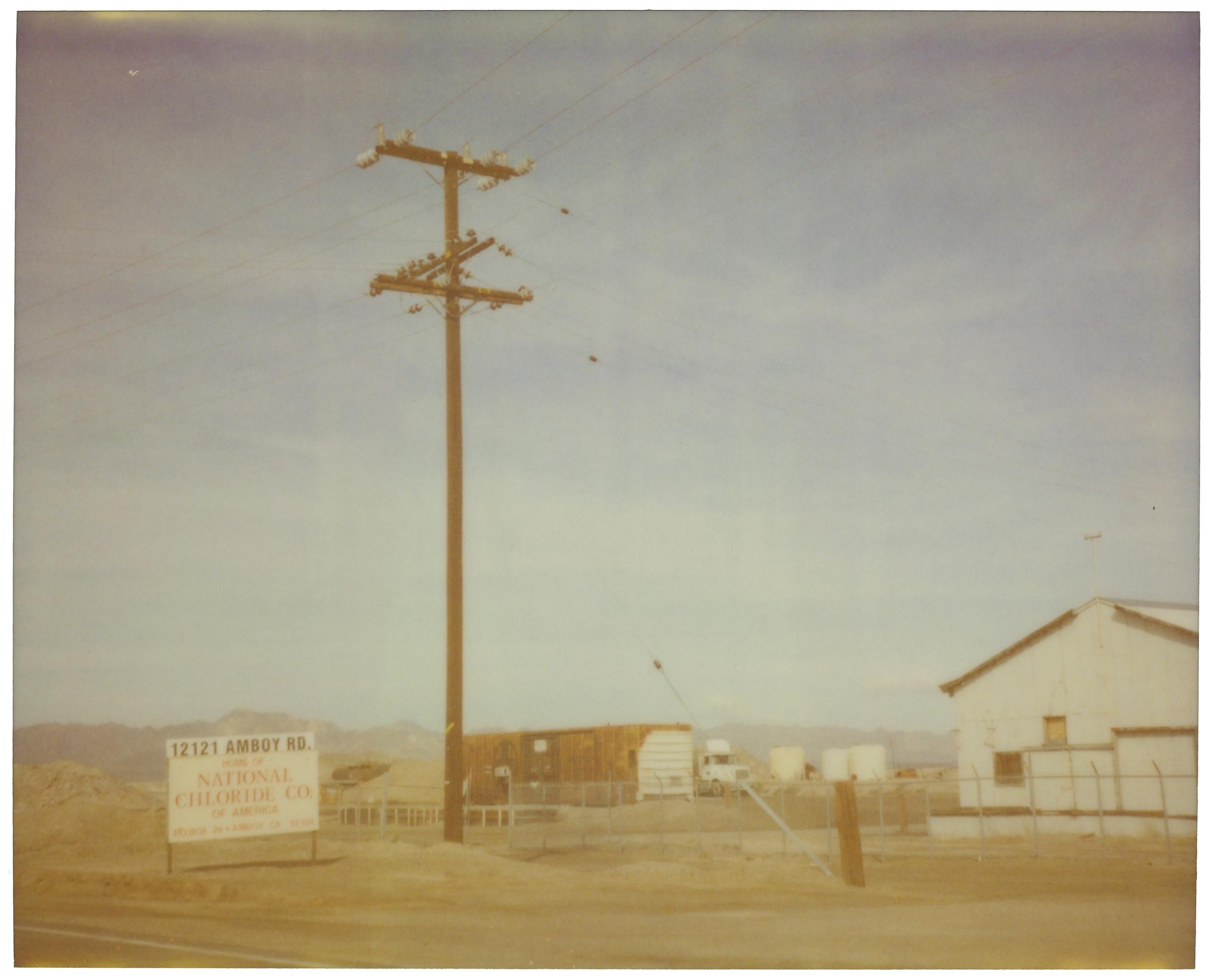 Color Photograph de Stefanie Schneider - 12121 Amboy Road (California Badlands) - Contemporáneo, Polaroid, Paisaje