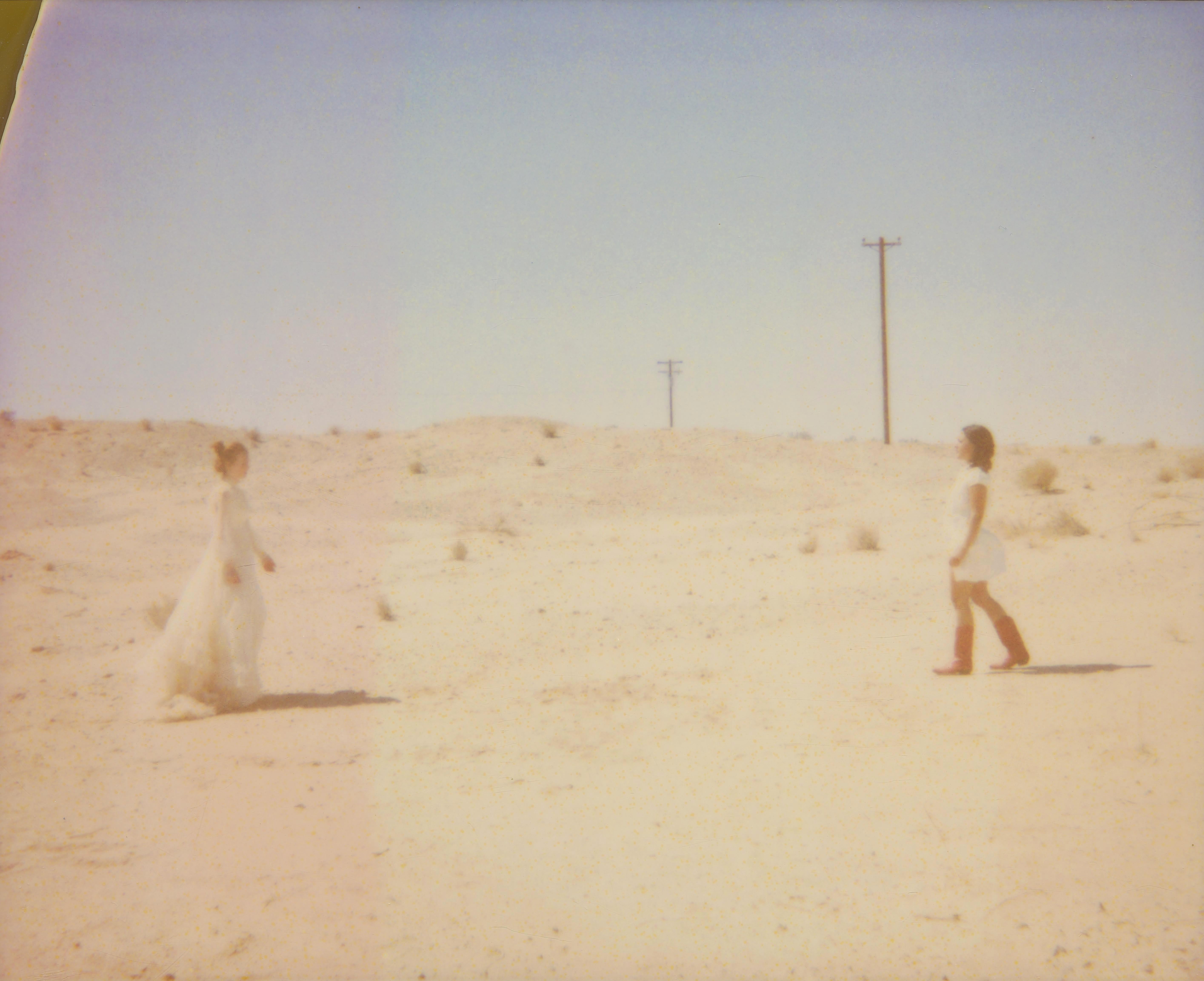 Color Photograph di Stefanie Schneider - Una bella giornata - Contemporaneo, 21° secolo, Polaroid, Figurativo, Donna