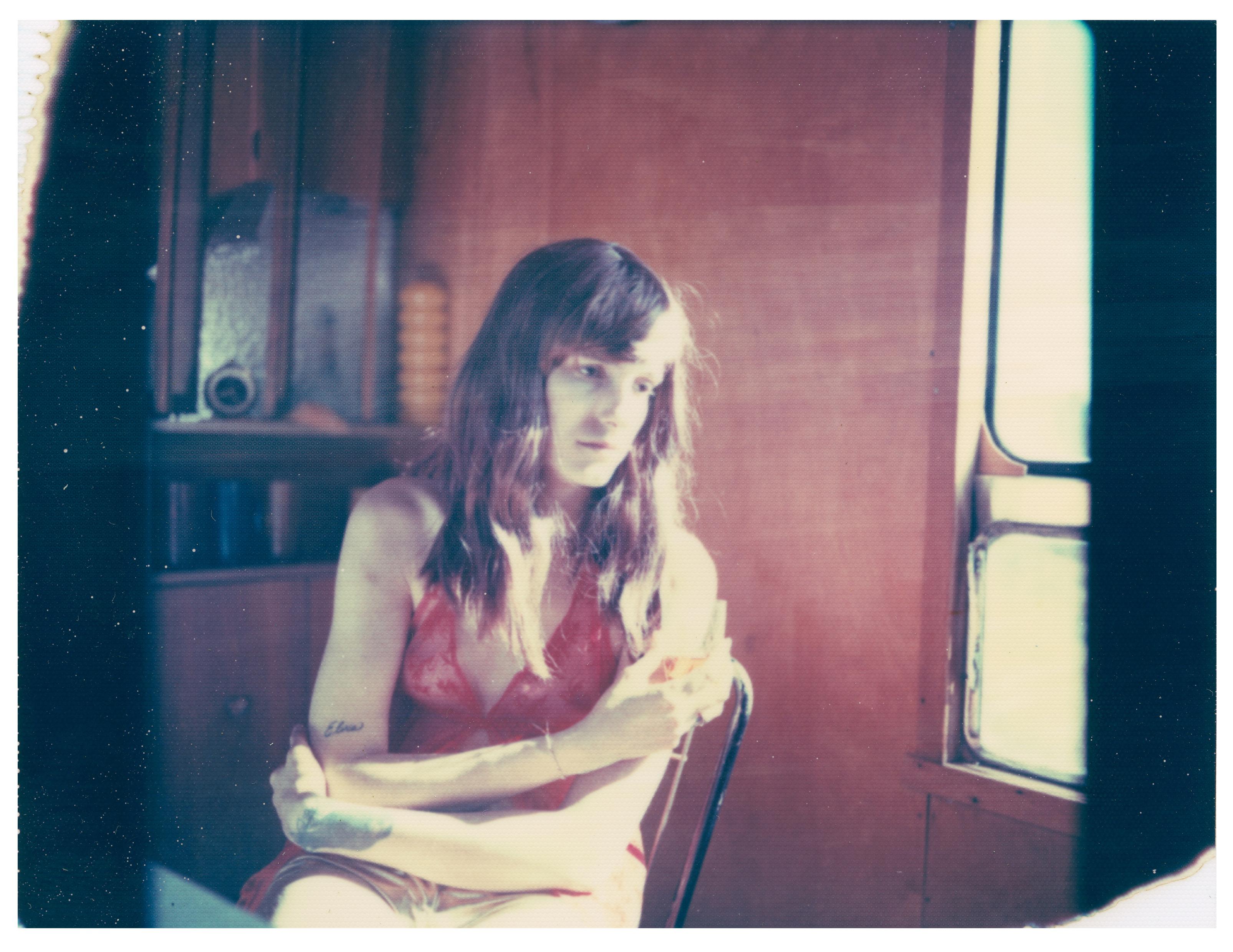 Nude Photograph Stefanie Schneider - Un verre de whisky (La fille derrière la clôture de pichet blanc) - Polaroid, femmes