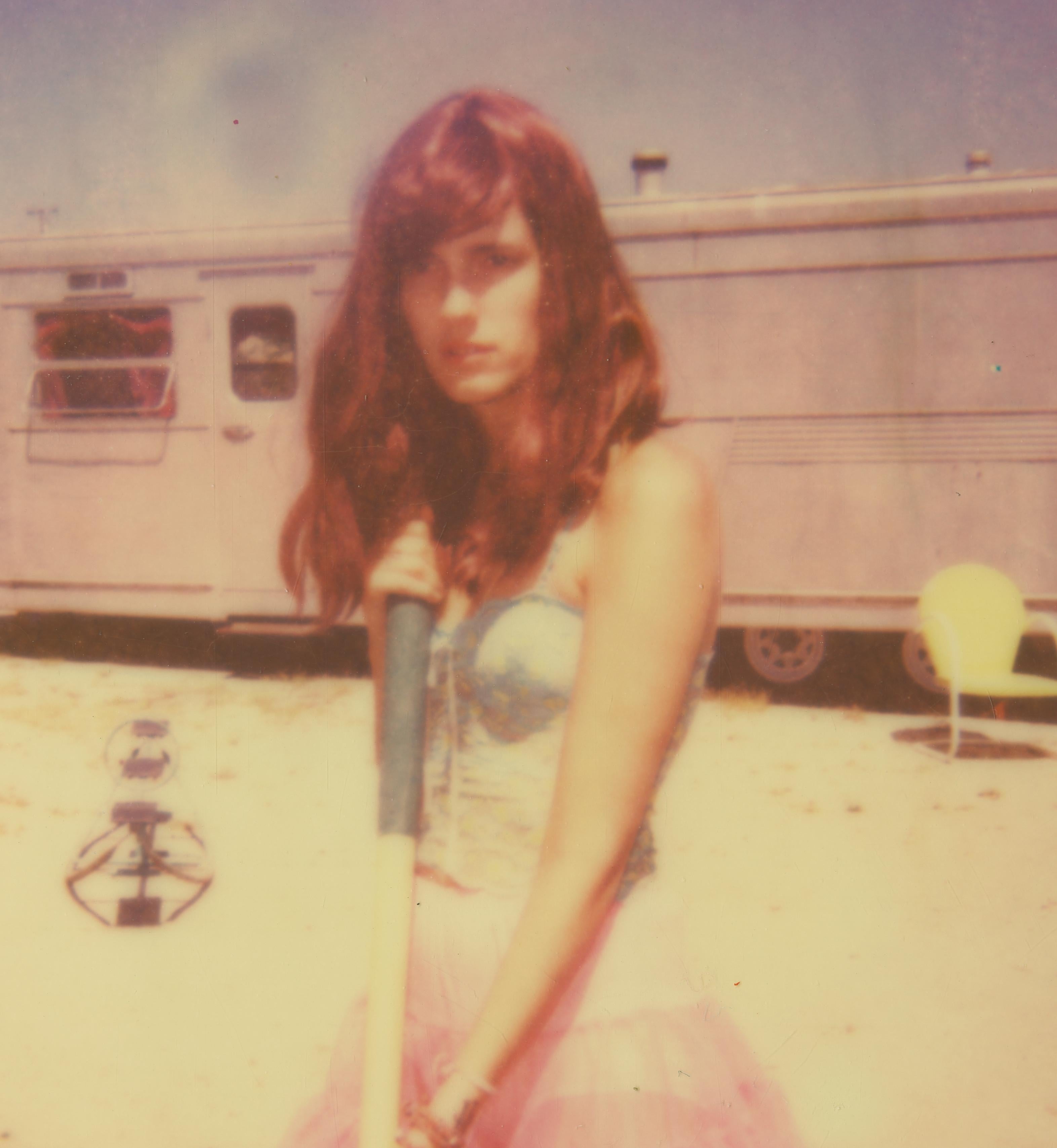 Un lieu solitaire et désertique (La fille derrière la clôture blanche) - Polaroid - Photograph de Stefanie Schneider