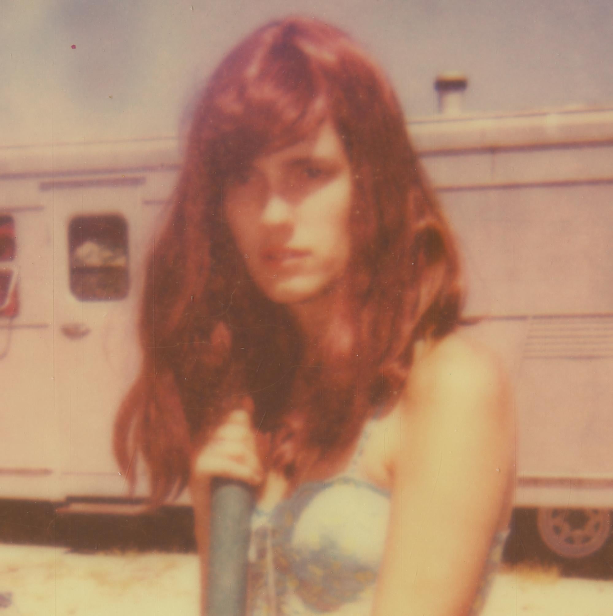 Un lieu solitaire et désertique (La fille derrière la clôture blanche) - Polaroid - Contemporain Photograph par Stefanie Schneider