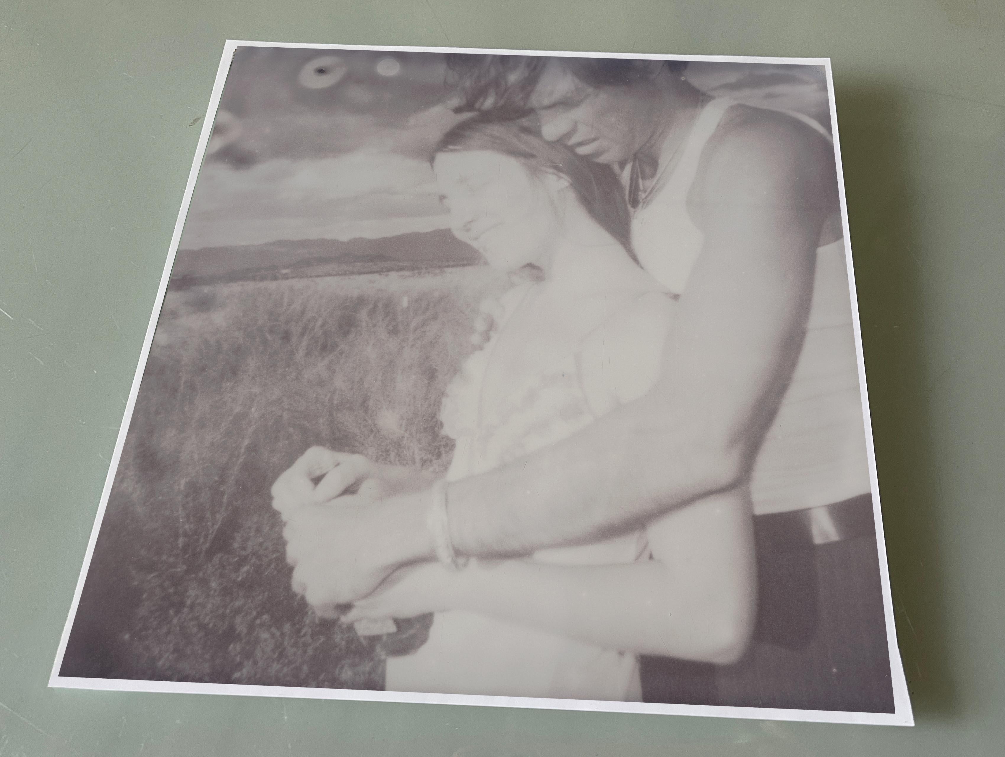 Un homme et une femme (Sidewinder) - Polaroid contemporain, expired, photographie - Photograph de Stefanie Schneider
