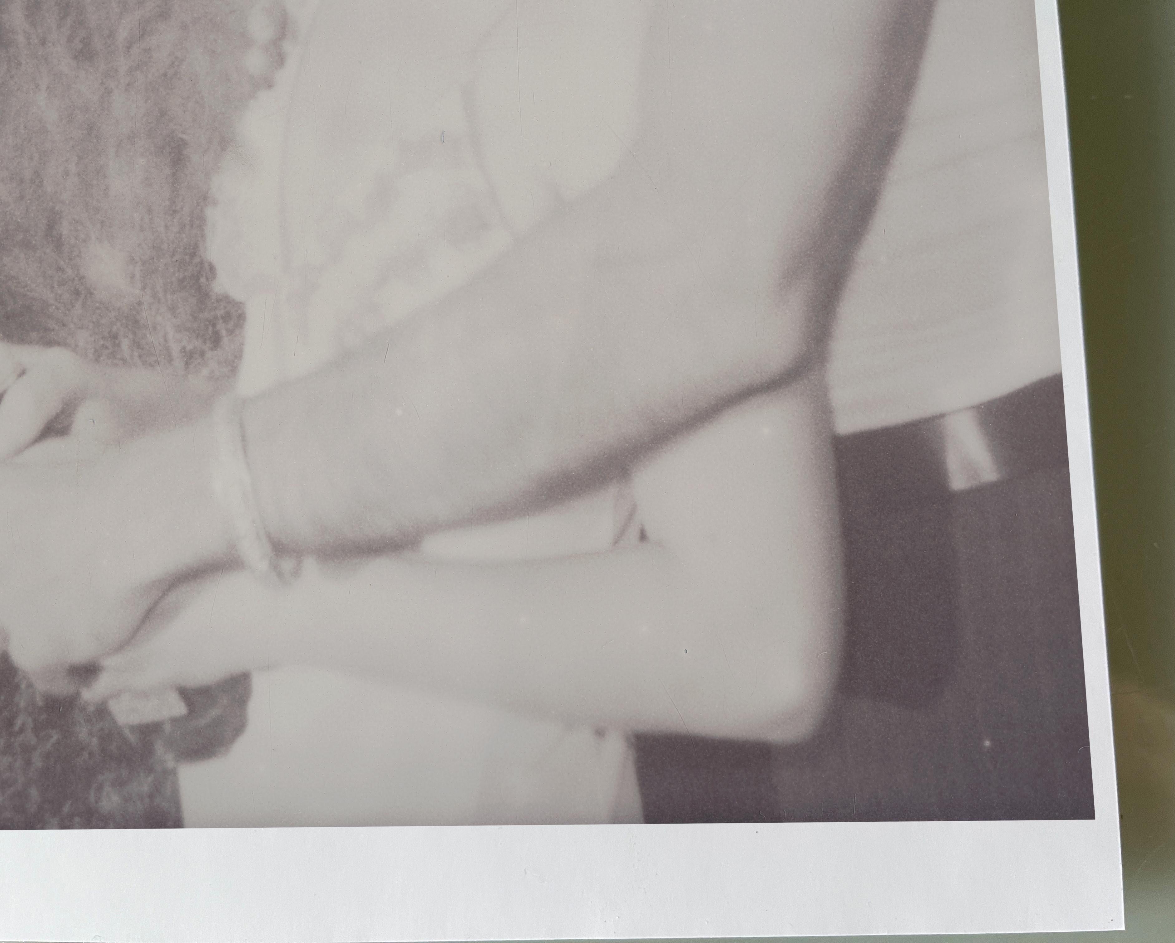 Un homme et une femme (Sidewinder) - Polaroid contemporain, expired, photographie - Gris Figurative Photograph par Stefanie Schneider
