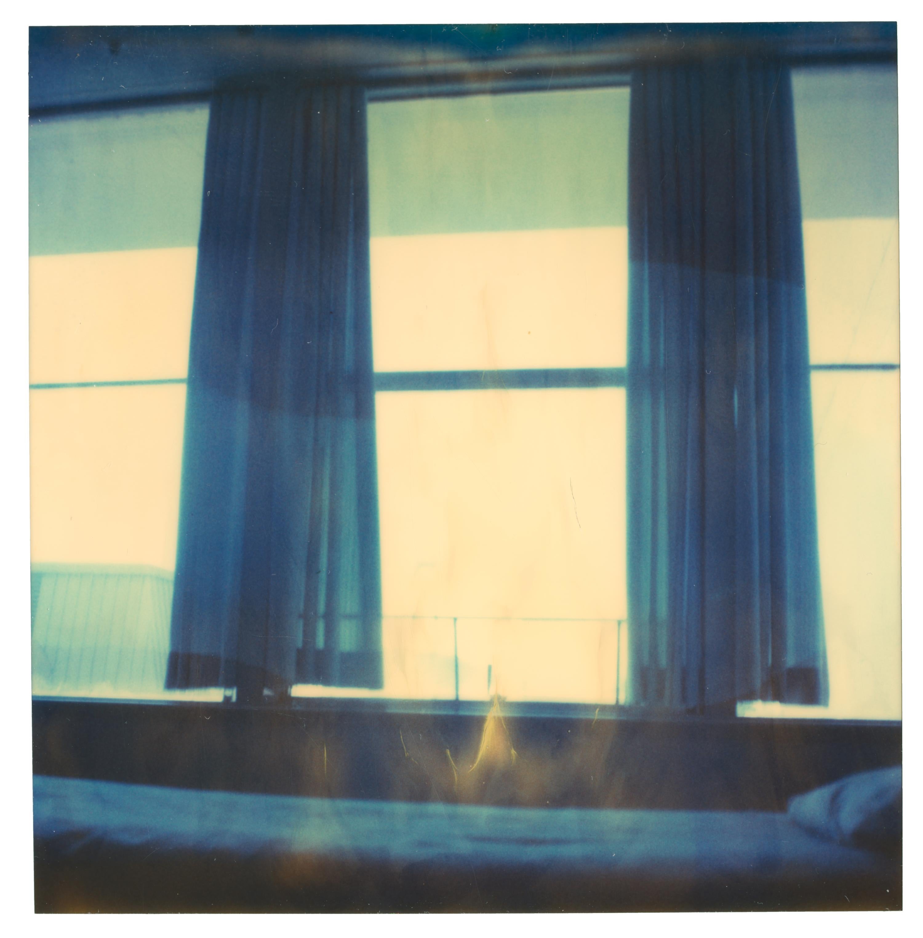 Polaroid « A Room with no View » (Une chambre sans vue) - Portrait contemporain, XXIe siècle