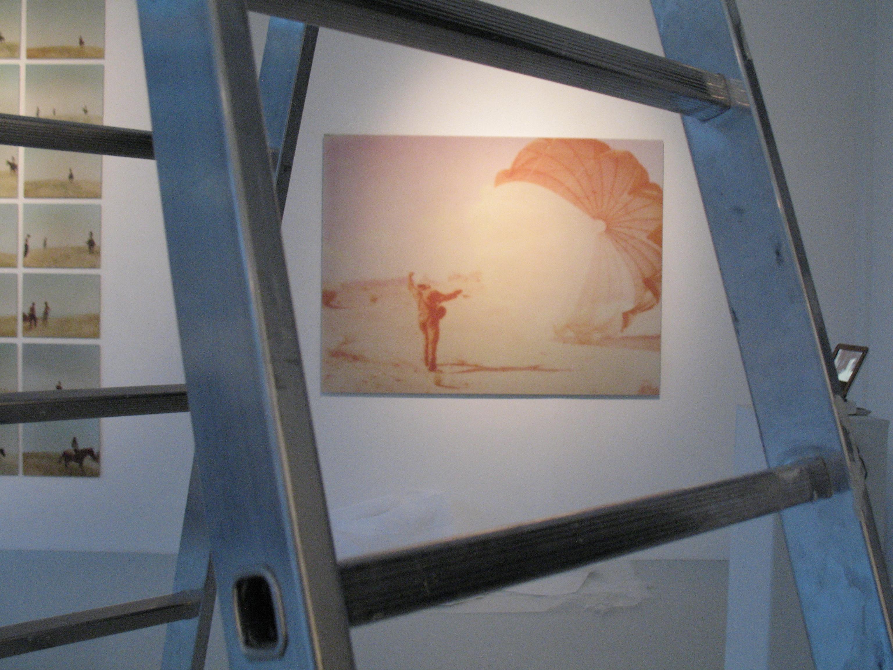Una visión que no puedes capturar 01 (29 Palms, CA), sin montar - Landscape Photograph Beige de Stefanie Schneider