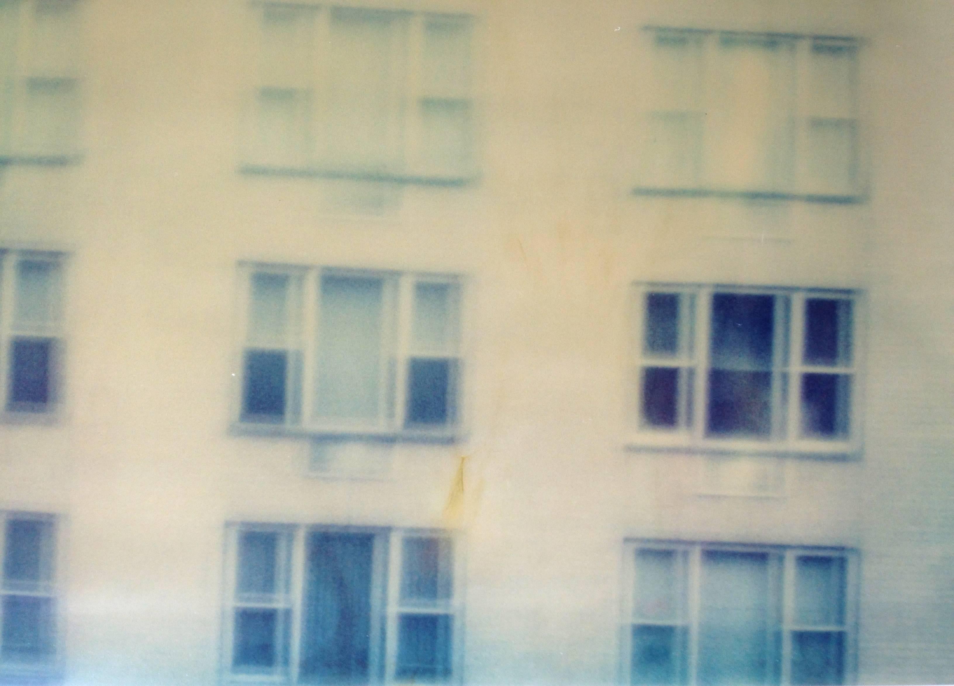 Across (Strange Love) - analógico, basado en una Polaroid original - Photograph Contemporáneo de Stefanie Schneider
