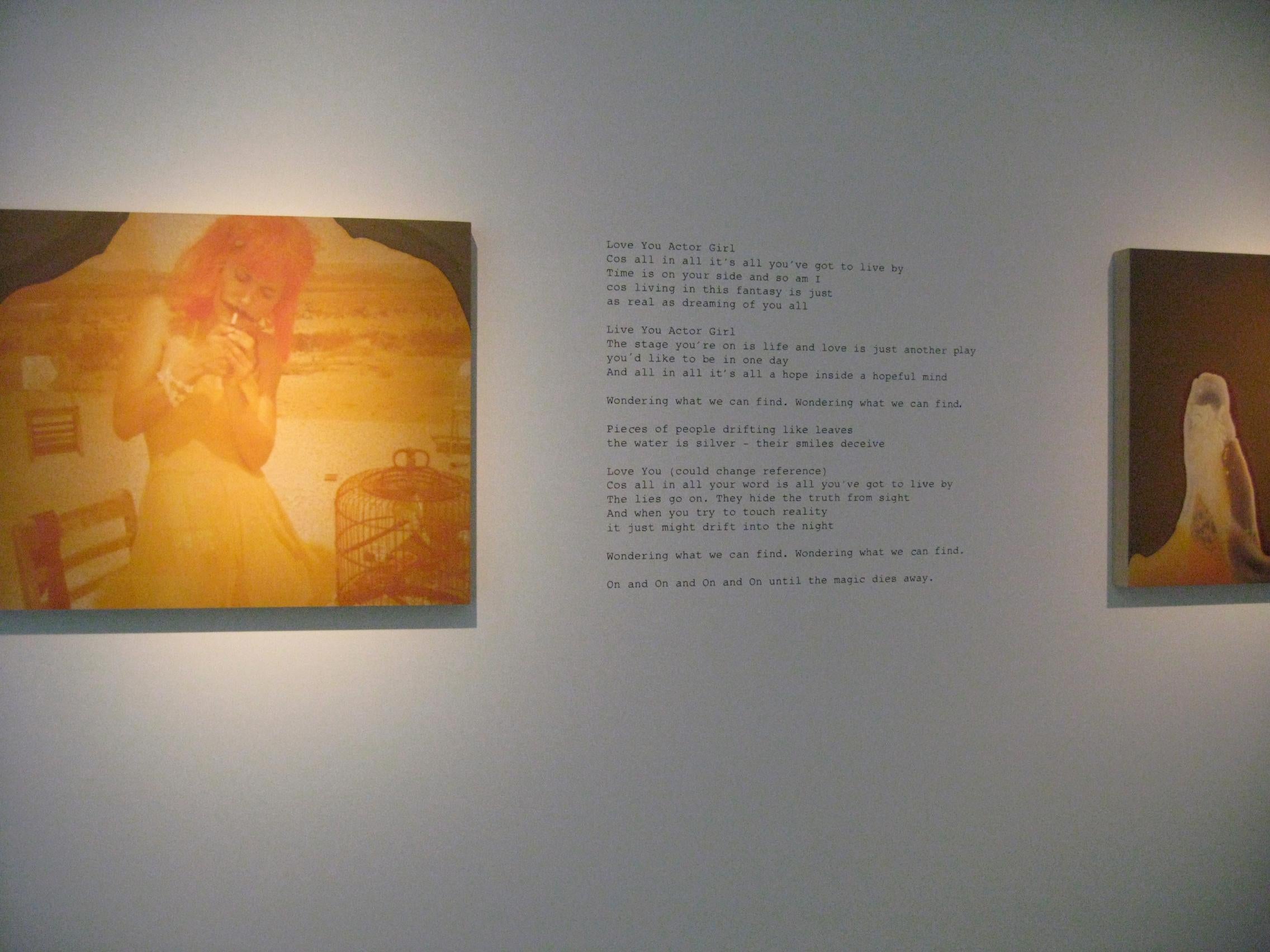Actor Girl I (29 Palms, CA) - analog, Handdruck, Contemporary, 21. Jahrhundert – Photograph von Stefanie Schneider