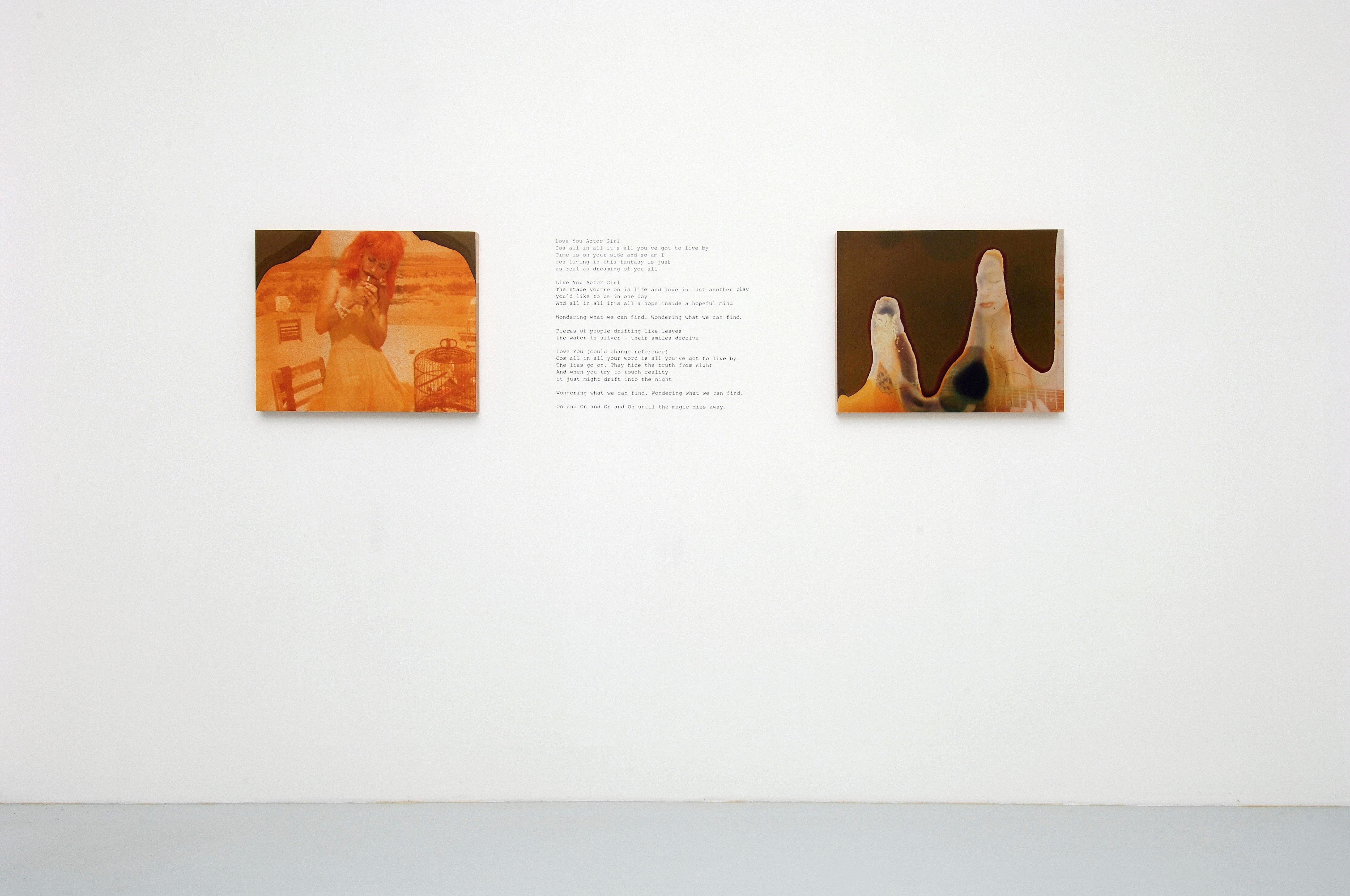 Actor Girl I (29 Palms, CA) - analog, Handdruck, Contemporary, 21. Jahrhundert (Zeitgenössisch), Photograph, von Stefanie Schneider