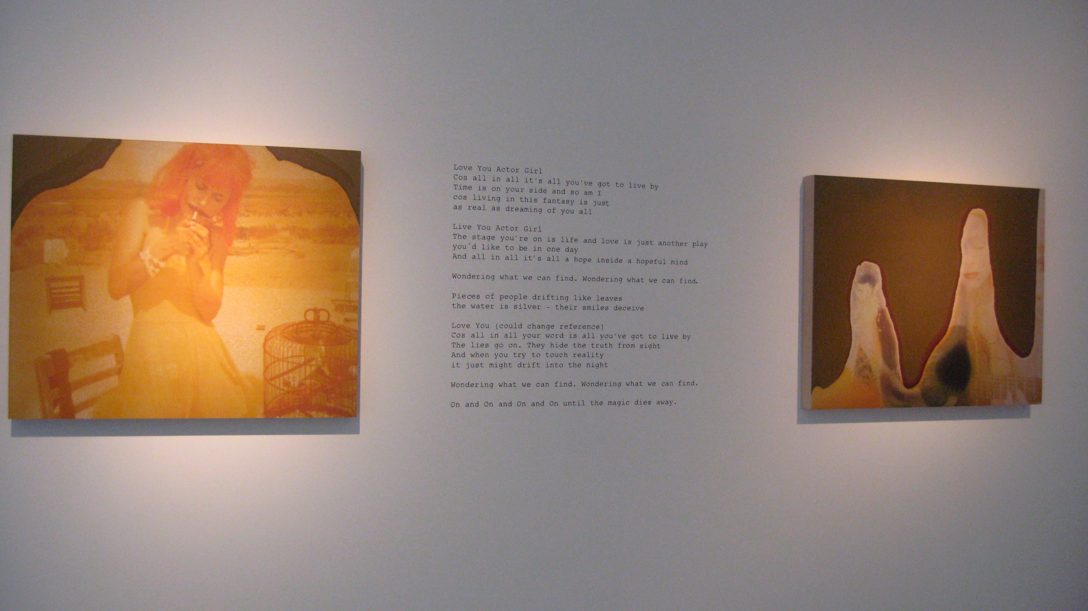 Actor Girl I (29 Palms, CA) - analog, Handdruck, Contemporary, 21. Jahrhundert (Orange), Color Photograph, von Stefanie Schneider