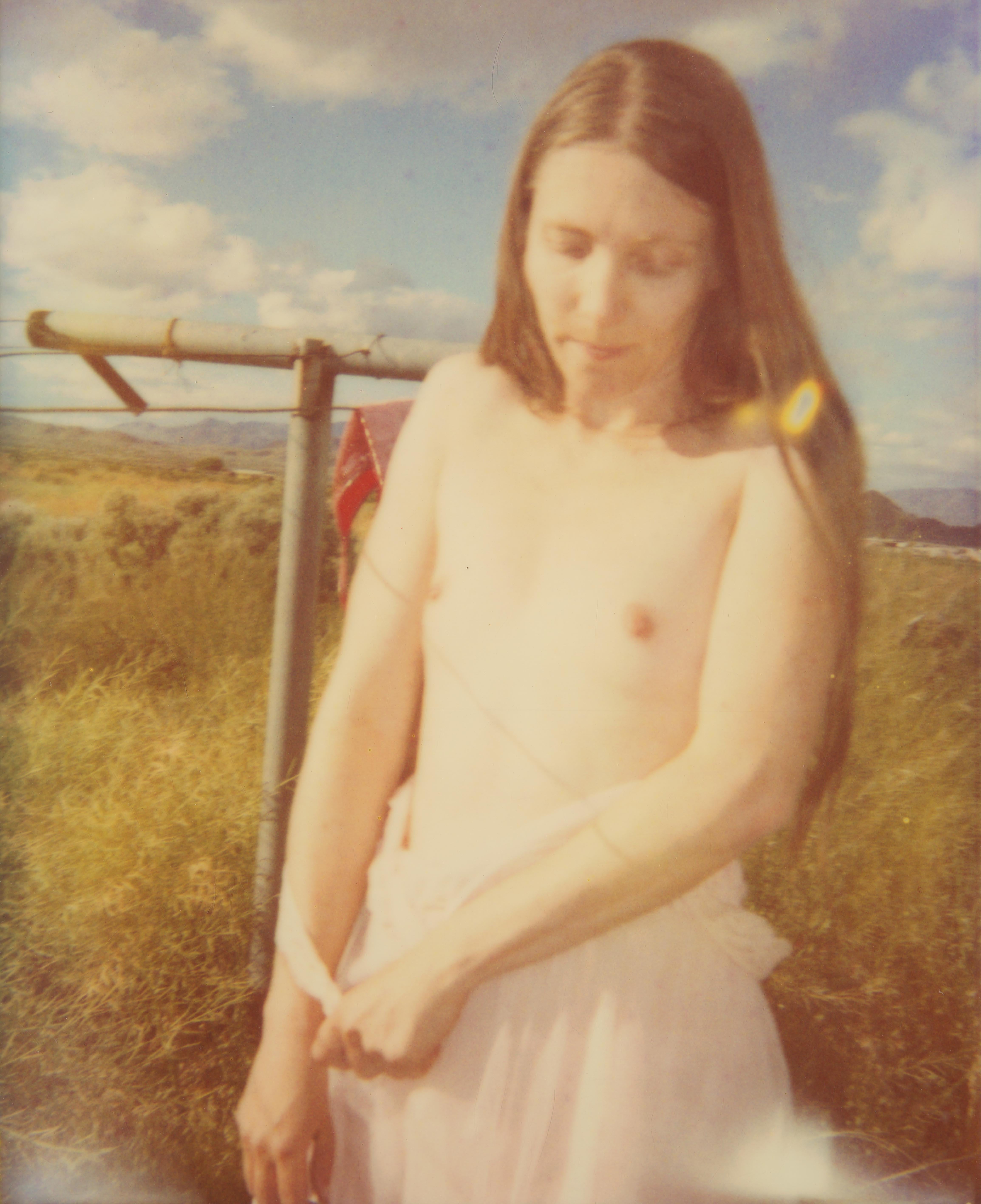 Nude Photograph Stefanie Schneider - Après la danse (Sidewinder) - Polaroid, Contemporain, 21ème siècle, Nu, Couleur