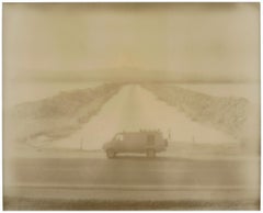 Amboy Road (Californie Badlands) - Contemporain, Polaroid, Paysage