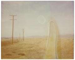 Amboy-Salzflaschen (Kalifornien Badlands) – Zeitgenössisch, Polaroid, Landschaft