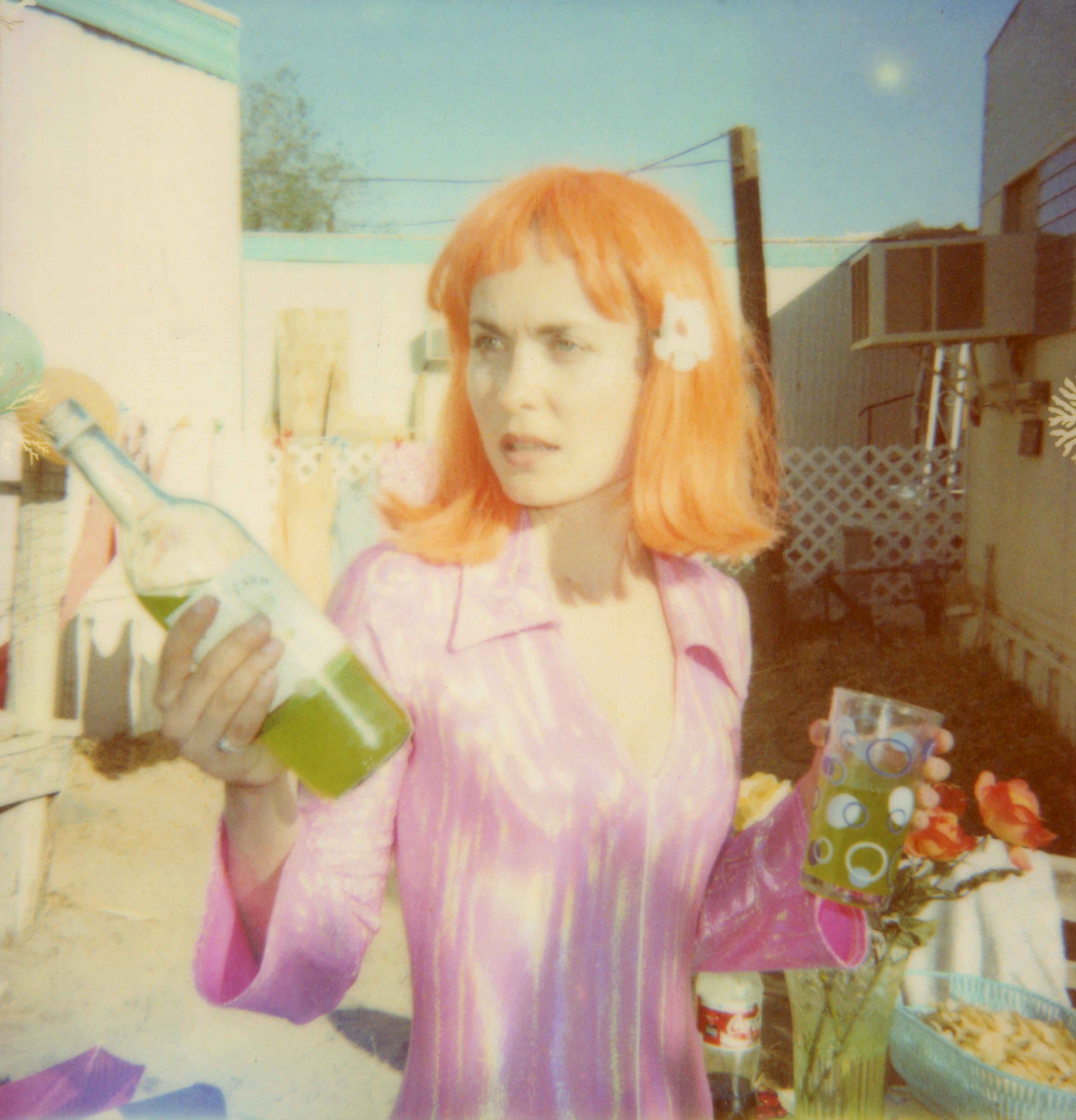 Color Photograph Stefanie Schneider - American Pie (Le 30e anniversaire d'Oxana) avec Radha Mitchell - Polaroid