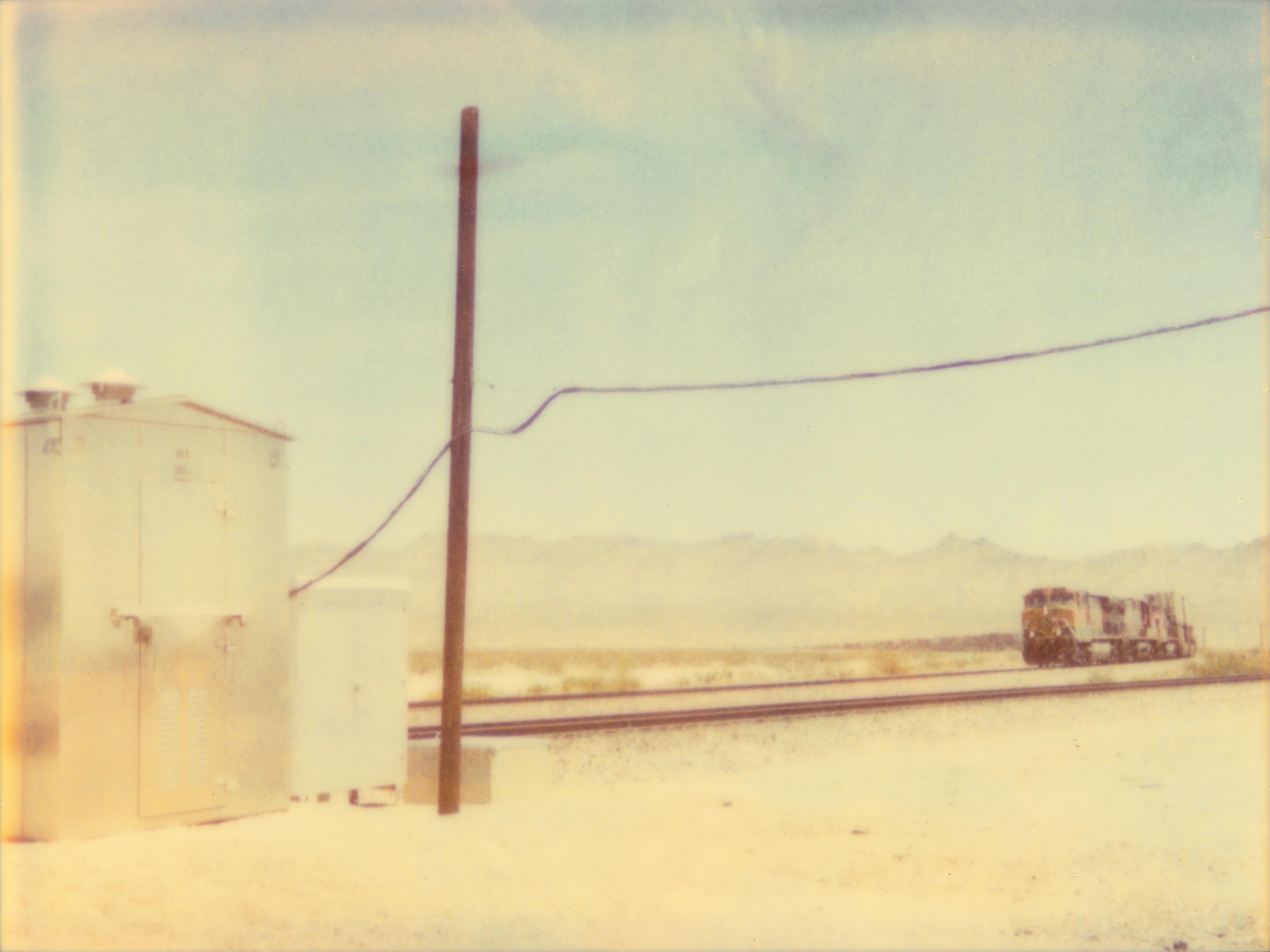 Stefanie Schneider Landscape Photograph – Approaching Train (Wastelands) - Zeitgenössisch, Landschaft, Polaroid, analog