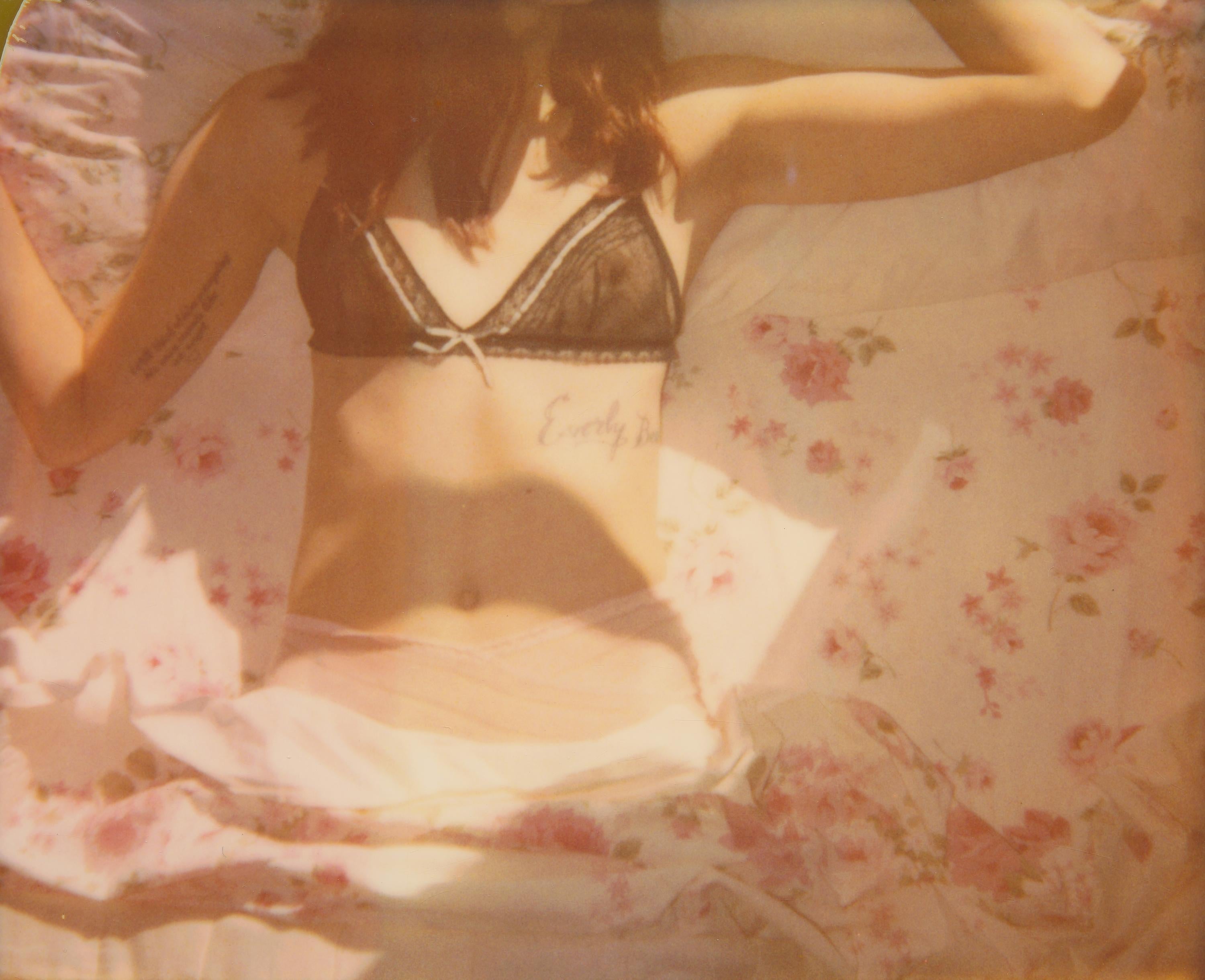 Stefanie Schneider Color Photograph – Asleep (Das Mädchen hinter dem weißen Picket-Fence) – Polaroid, Zeitgenössisch, Farbe