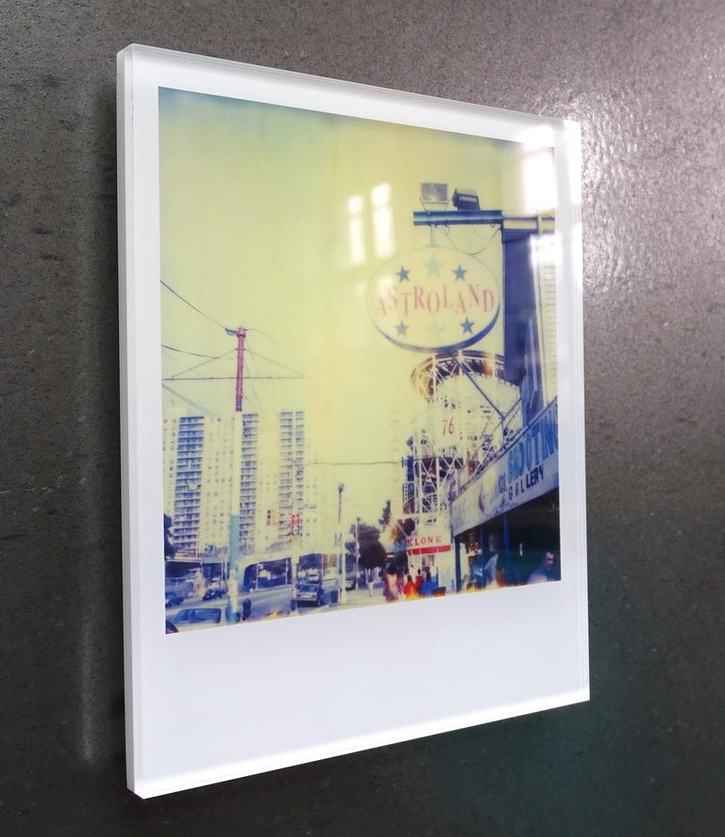 Astroland (Stay) Mini – montiert – nach einem Polaroid – Photograph von Stefanie Schneider
