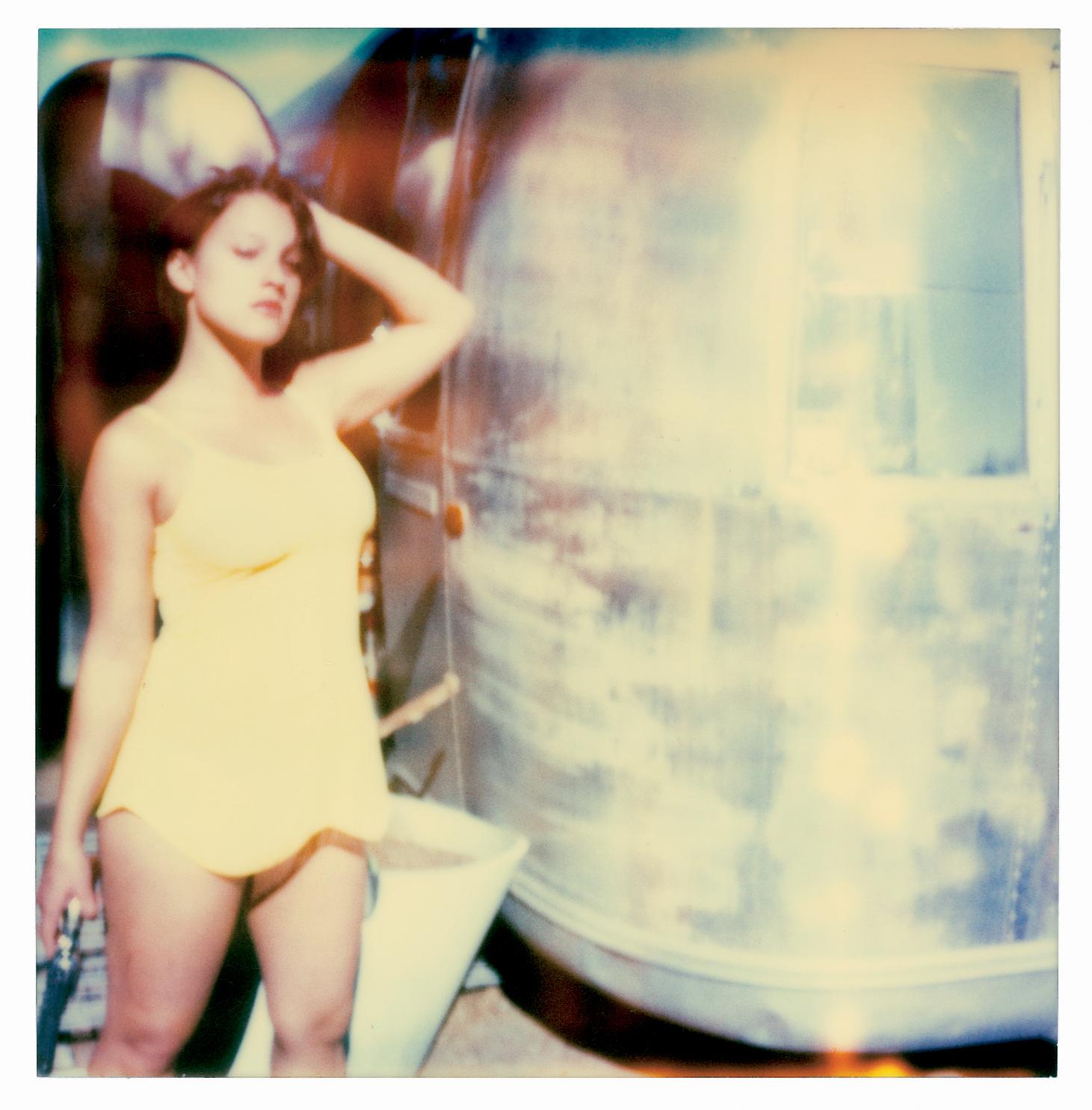 Color Photograph de Stefanie Schneider - Austen frente al Trailer (Hasta que la muerte nos separe)
